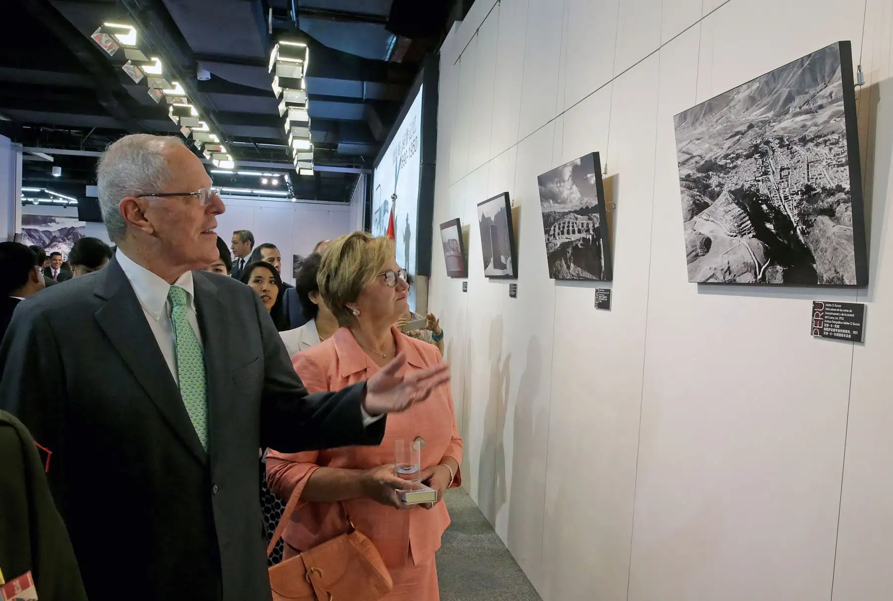 Jefe de Estado inauguró la muestra fotográfica "Memoria Peruana 1890-1950" en la biblioteca de la capital de China. Foto: ANDINA/Prensa Presidencia