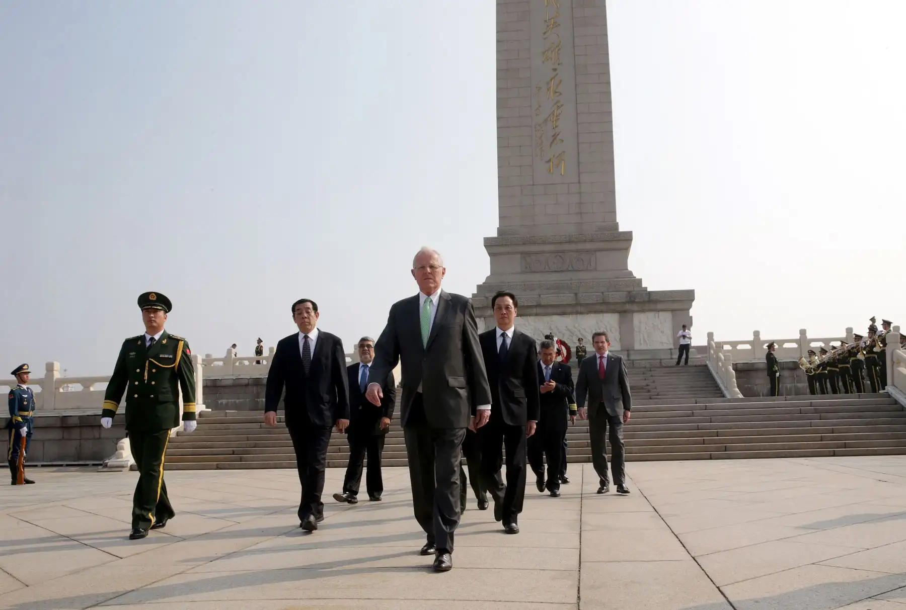 Mandatario colocó ofrenda floral en el Monumento a los Héroes en la Plaza Tiananmen de Beijing. Foto: ANDINA/Prensa Presidencia