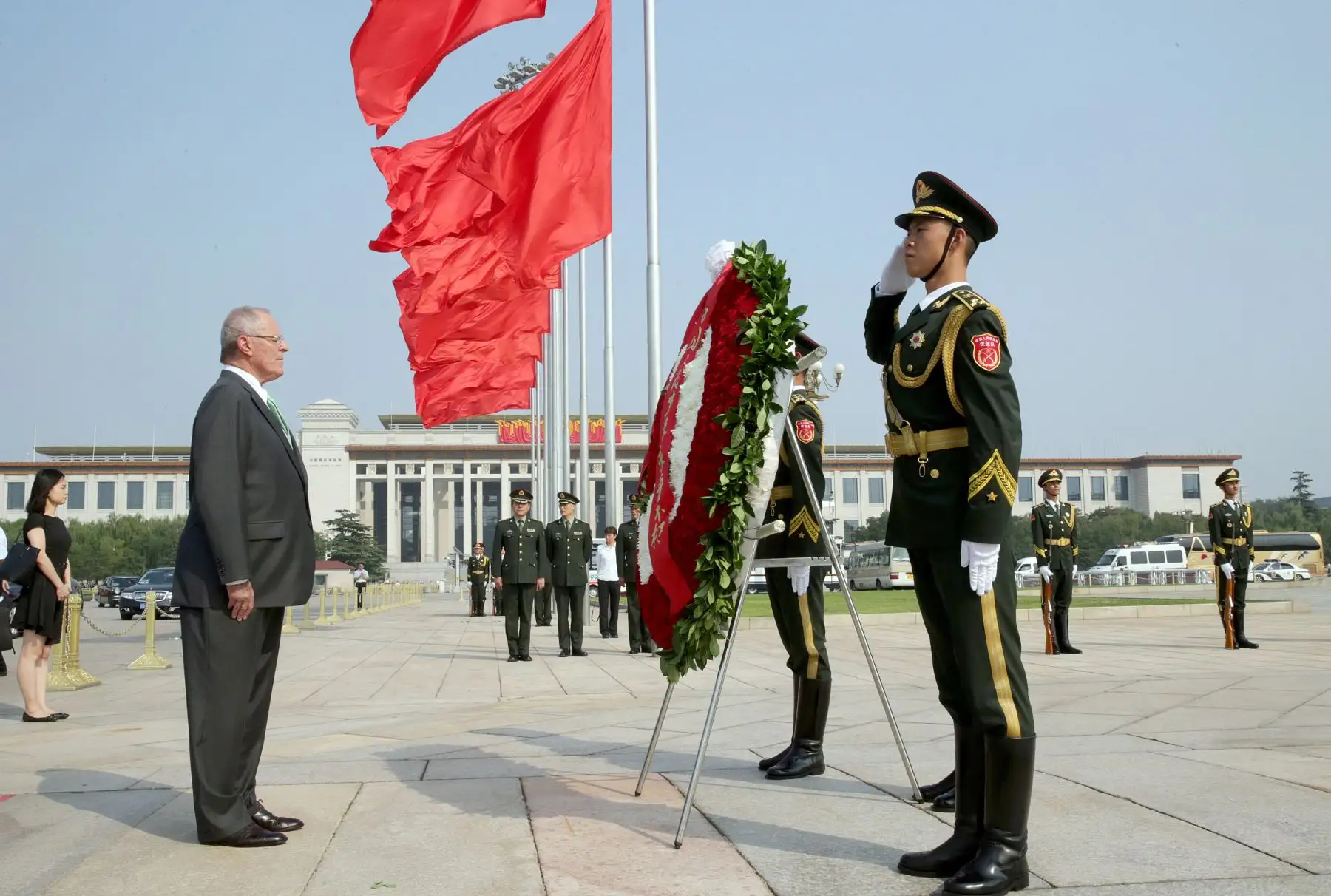 Mandatario colocó ofrenda floral en el Monumento a los Héroes en la Plaza Tiananmen de Beijing. Foto: ANDINA/Prensa Presidencia