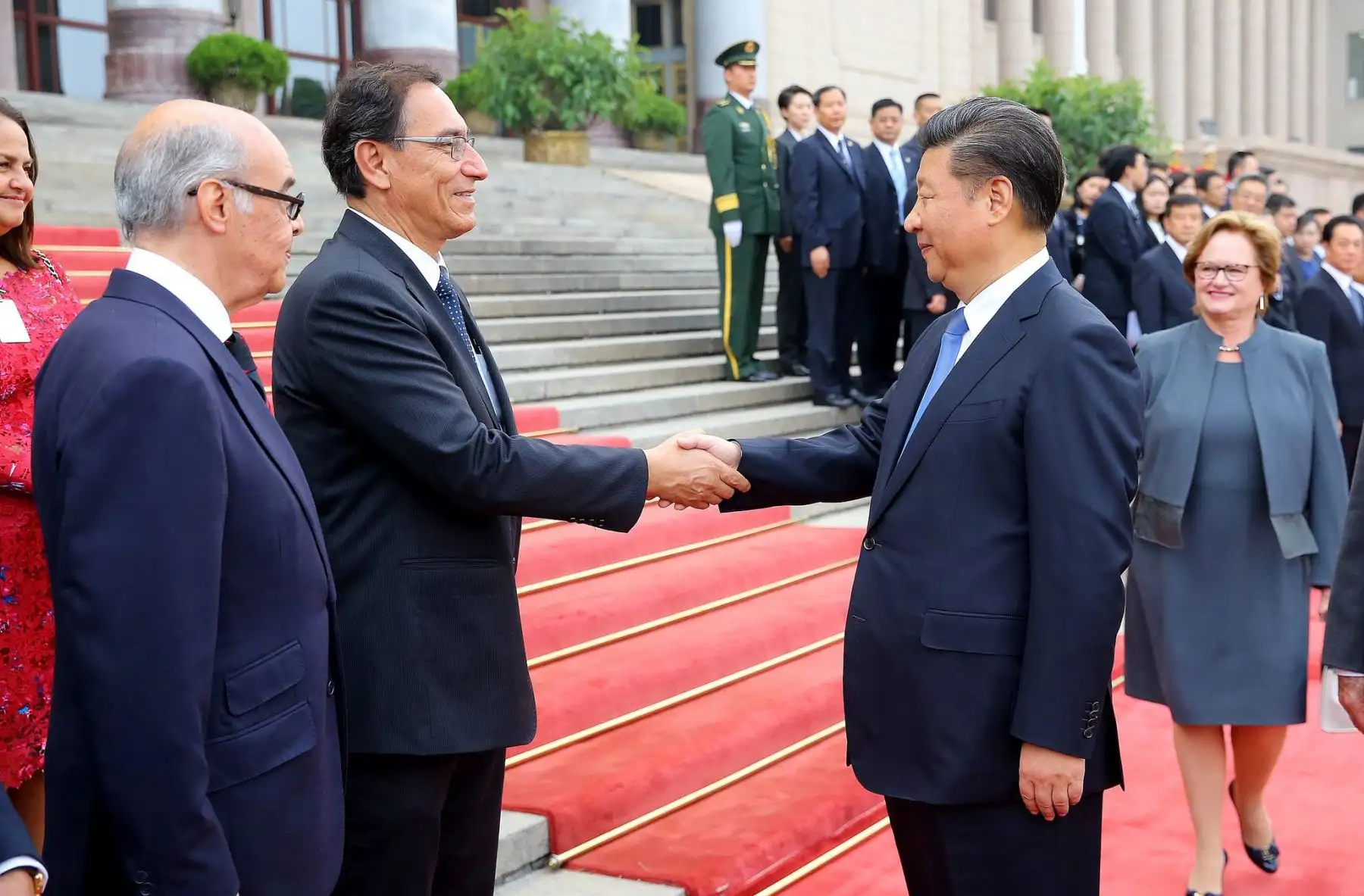 Martín Vizcarra, saluda al presidente de China, Xi Jinping, durante la visita oficial que el presidente Pedro Pablo Kuczynski realizó a China. Foto: Difusión.