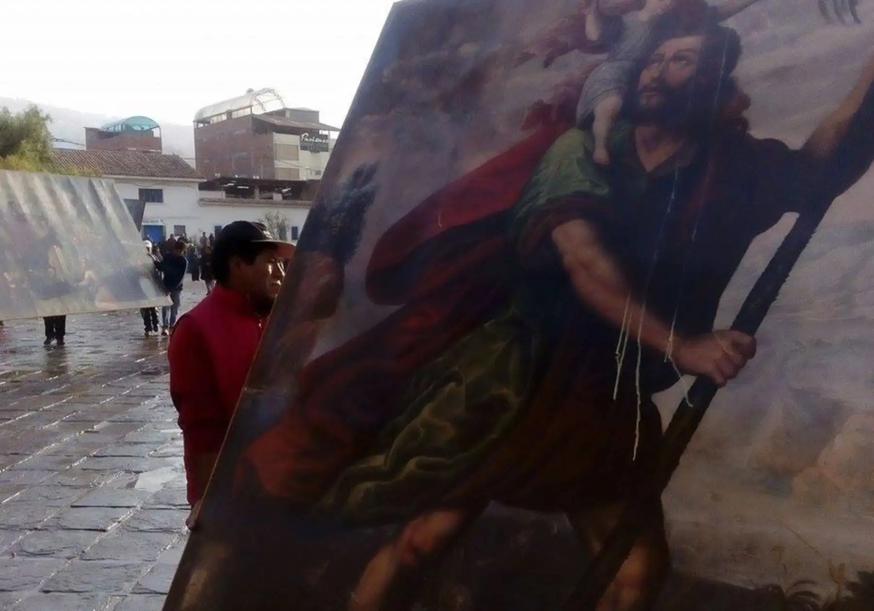 Gracias a la solidaridad de la población que participó oportunamente en el rescate de las obras de arte religioso contenidas en la iglesia de San Sebastián, se logró salvar de la destrucción del fuego a gran parte de las obras importantes, reveló la Dirección Desconcentrada de Cultura del Cusco. Foto: Facebook de Rodolfo Daza/Cusco Noticias News Cusco
