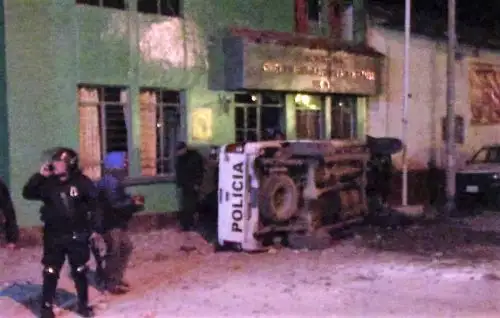 Turba ataca con piedras y causa destrozos en comisaría de Sicaya. ANDINA/Pedro Tinoco