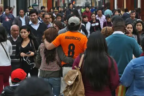 Peruanos caminando. Foto: ANDINA/archivo