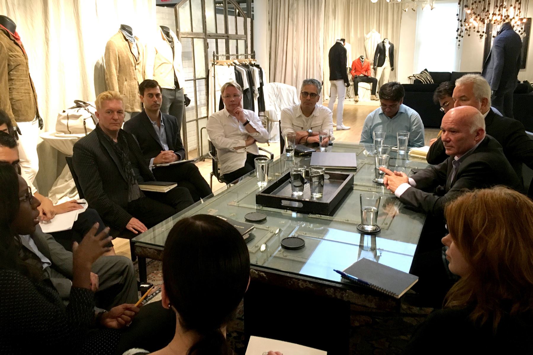 Ttiular de Mincetur, Eduardo Ferreyros, se reúne con representantes de marca estadounidense John Varvatos.