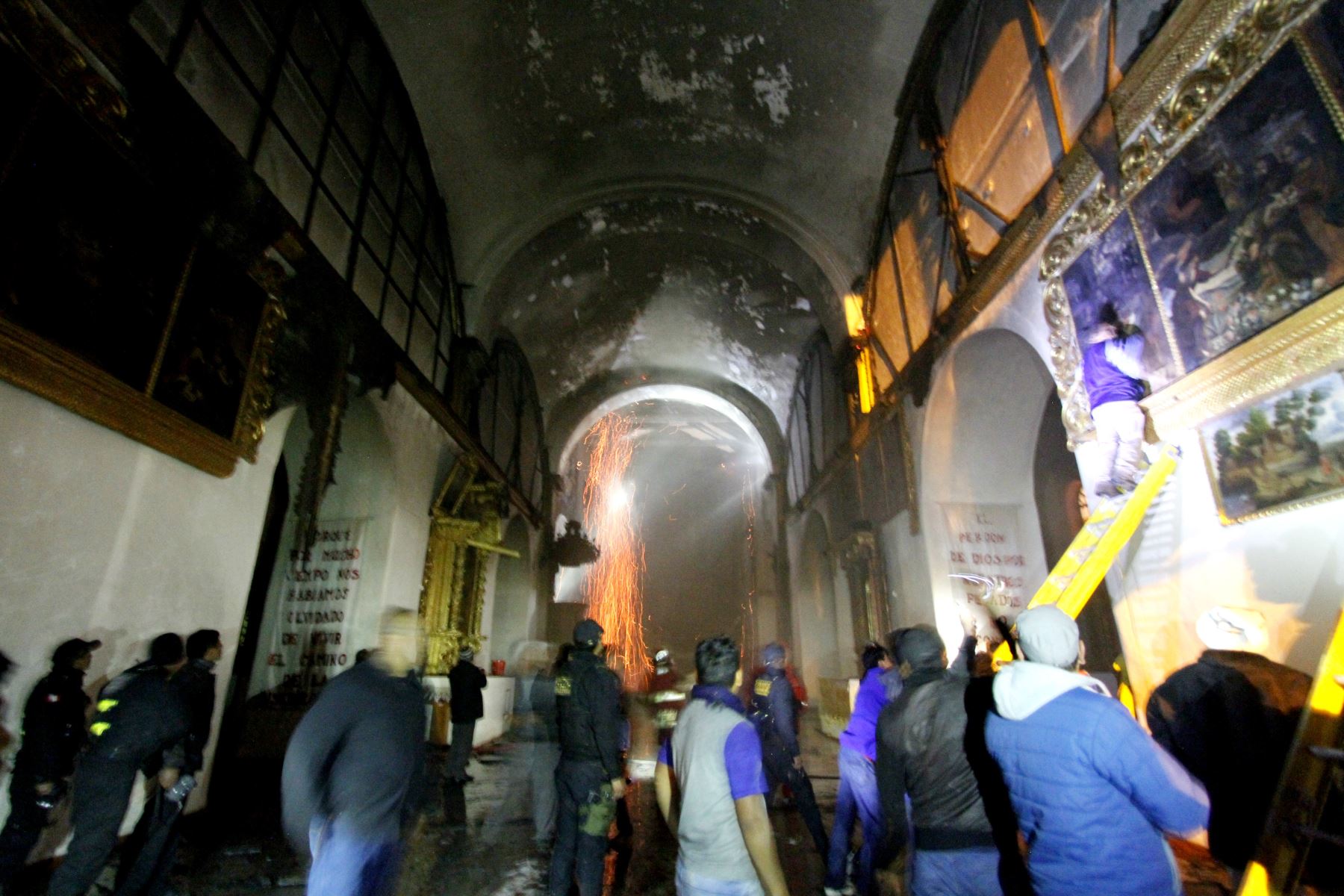 Templo de San Sebastián que sufrió incendio no tenía sensores de humo. ANDINA/Percy Hurtado