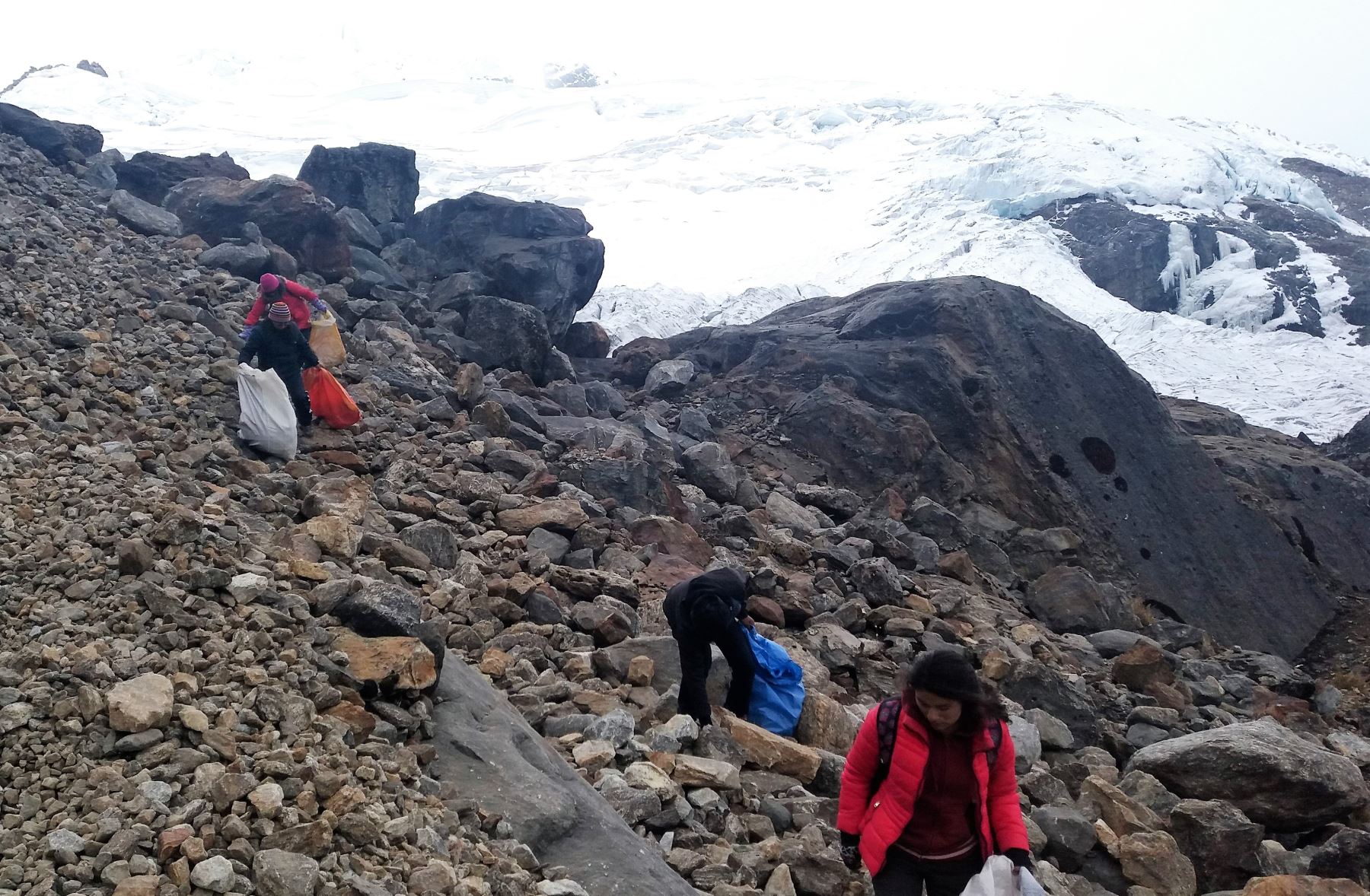 Voluntarios recogen 4 toneladas de residuos del área de conservación regional del nevado Huaytapallana, en Junín. ANDINA/Pedro Tinoco