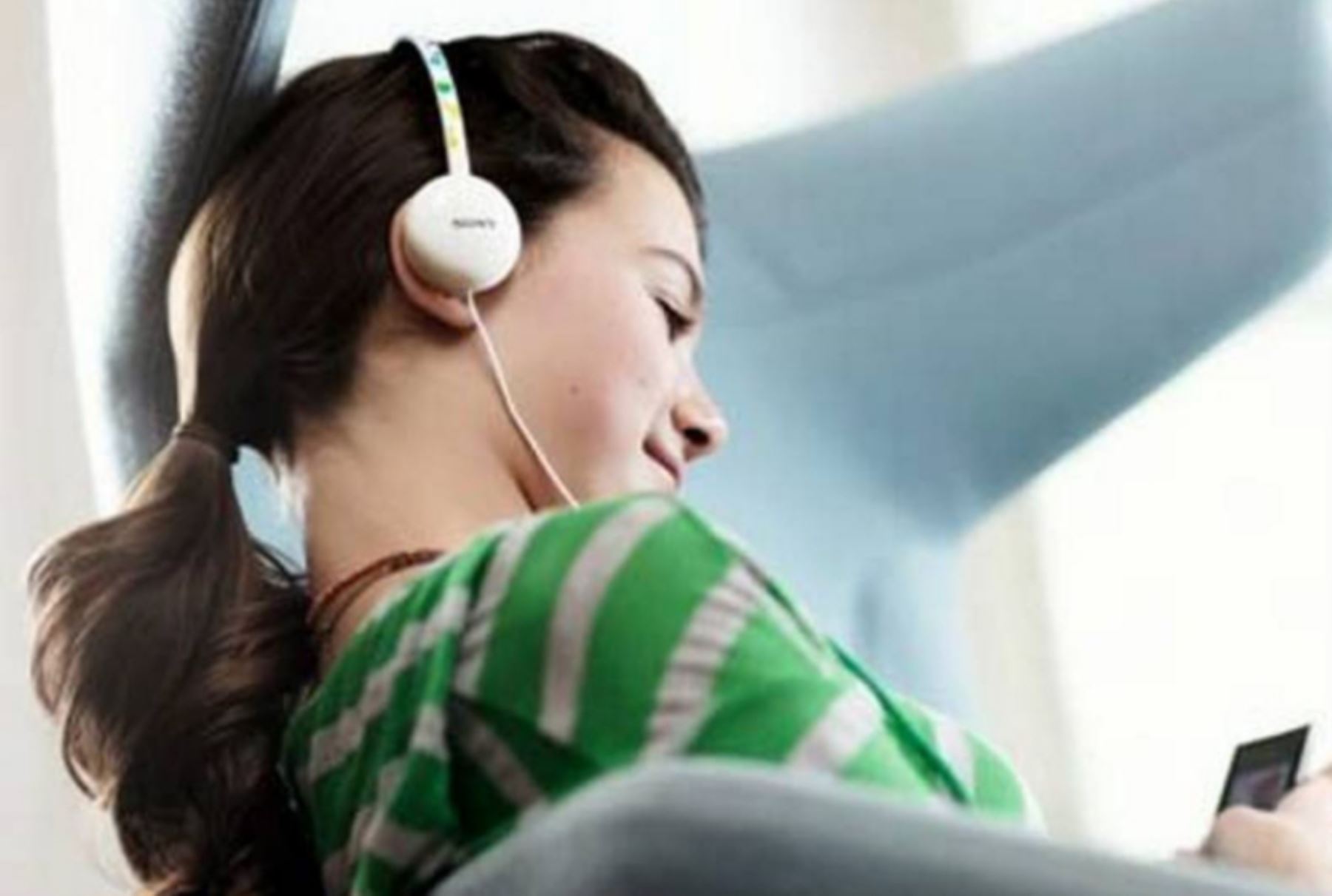 Uso frecuente de audífonos puede causar daños irreversibles.
