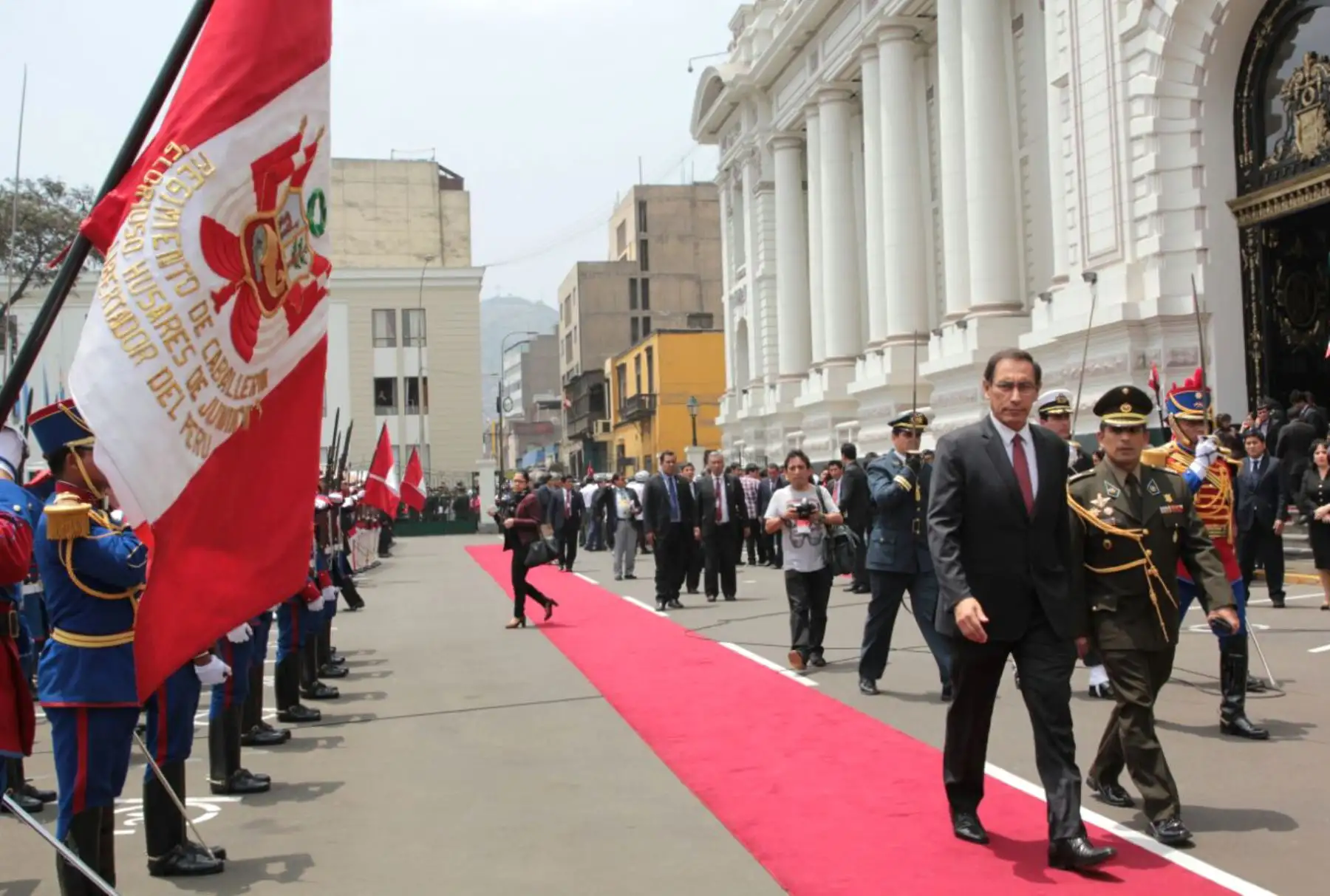 En su etapa como primer vicepresidente de la República, Martín Vizcarra recibe en el Congreso los honores correspondientes a su alta investidura. Foto: ANDINA/Dante Zegarra.