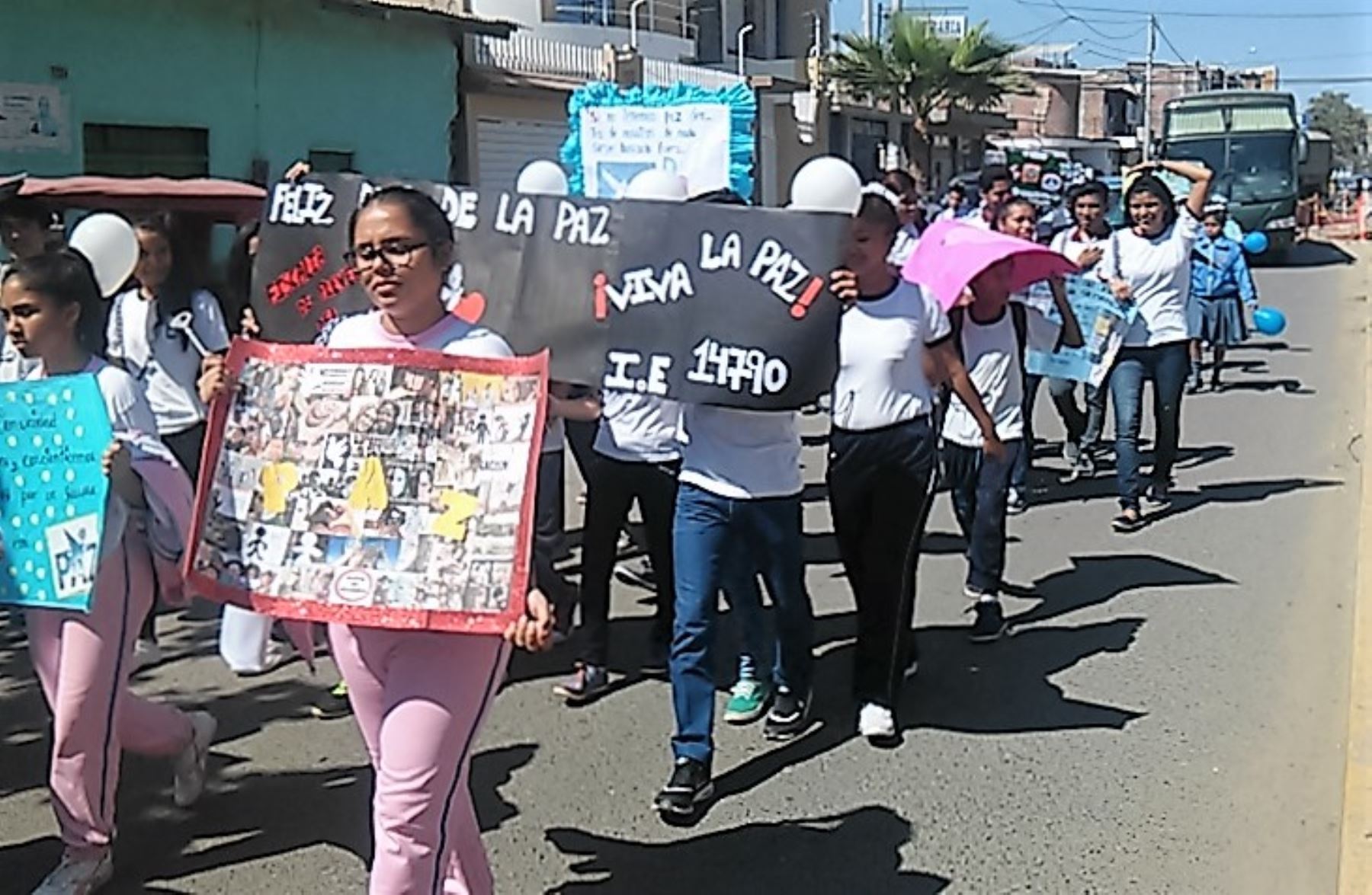 Fiscales escolares de Sullana marchan por la paz y contra trata de personas. ANDINA