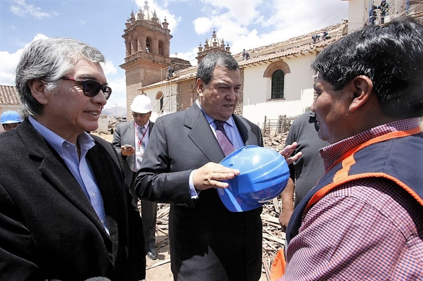 Ministro de Cultura, Jorge Nieto Montesinos, inspeccionó la iglesia San Sebastián, en Cusco, afectada por un incendio. ANDINA/Percy Hurtado