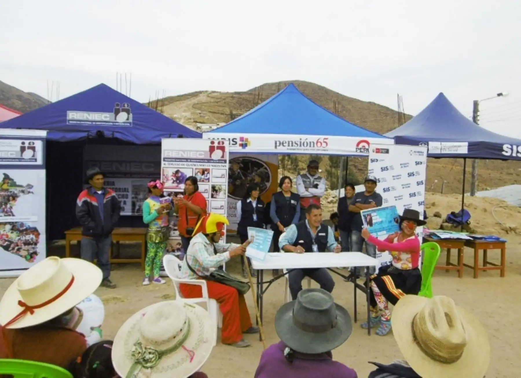 La tercera Caravana de la Inclusión de este año llegó al distrito de San Francisco de Sangayaico, en la provincia de Huaytará, región Huancavelica, para atender a la población más pobre, facilitando la obtención del Documento Nacional de Identidad (DNI), la afiliación al Seguro Integral de Salud (SIS) y los beneficios de diversos programas sociales.