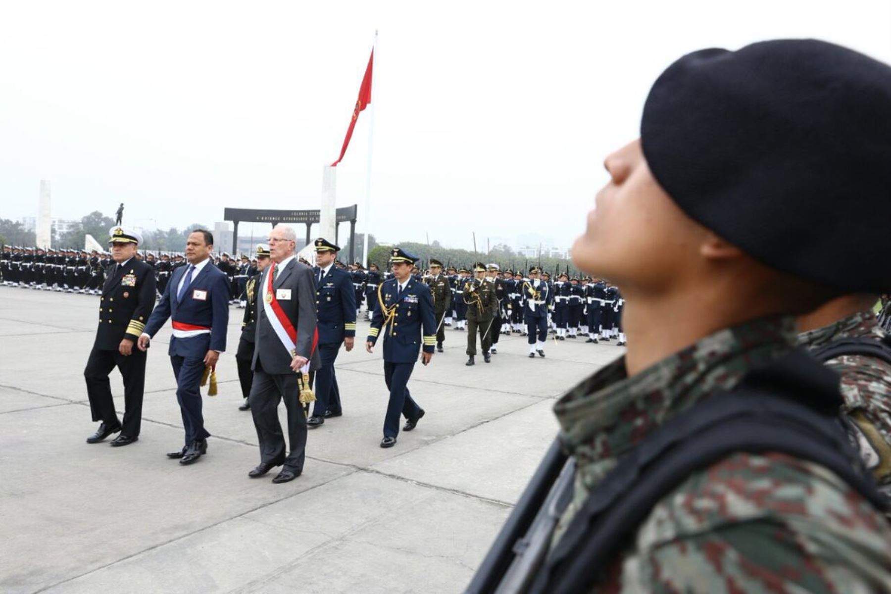 Presidente Pedro Pablo Kuczynski encabezó ceremonia por el Día de las Fuerzas Armadas.