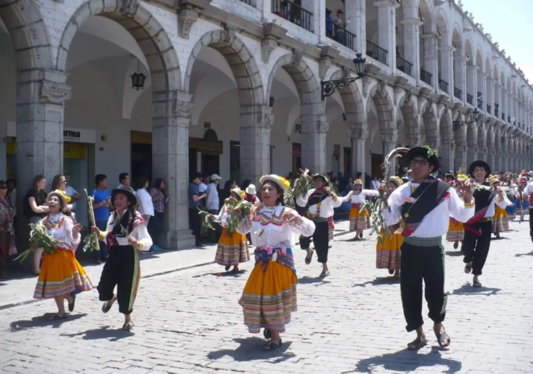 Turistas nacionales y extranjeros disfrutaron de las diversas danzas y música de la región Arequipa al presenciar el Pasacalle por el Día Mundial del Turismo, que se realizó hoy por las principales calles de la ciudad.