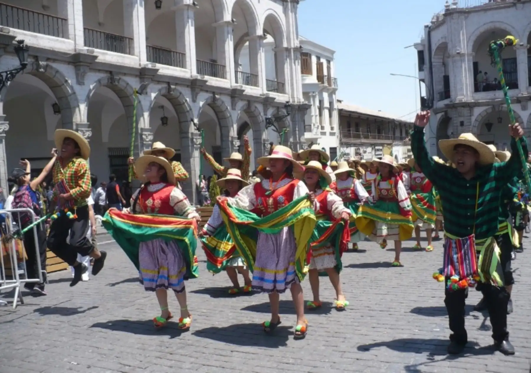 Turistas nacionales y extranjeros disfrutaron de las diversas danzas y música de la región Arequipa al presenciar el Pasacalle por el Día Mundial del Turismo, que se realizó hoy por las principales calles de la ciudad.