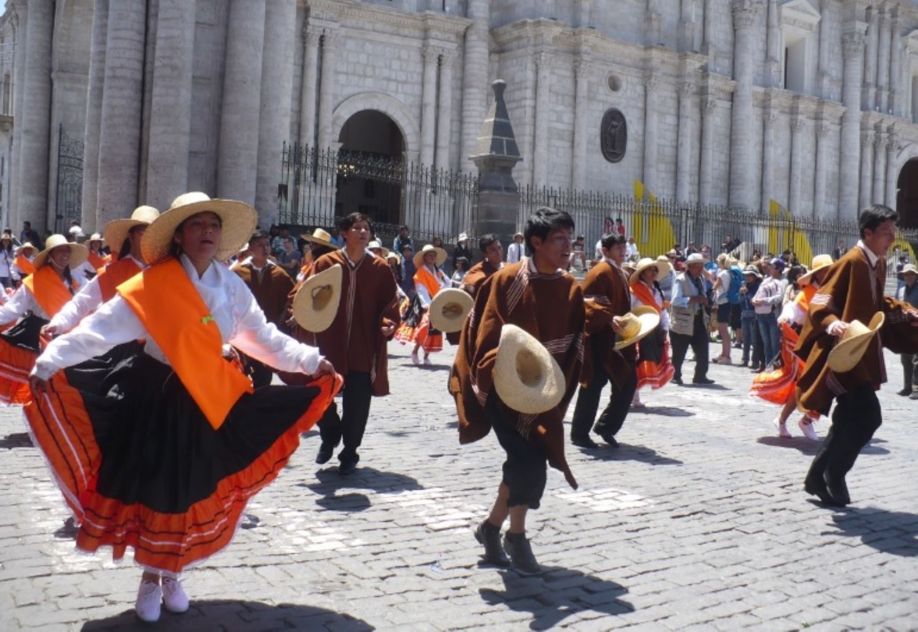 Turistas nacionales y extranjeros disfrutaron de las diversas danzas y música de la región Arequipa al presenciar el Pasacalle por el Día Mundial del Turismo, que se realizó hoy por las principales calles de la ciudad.