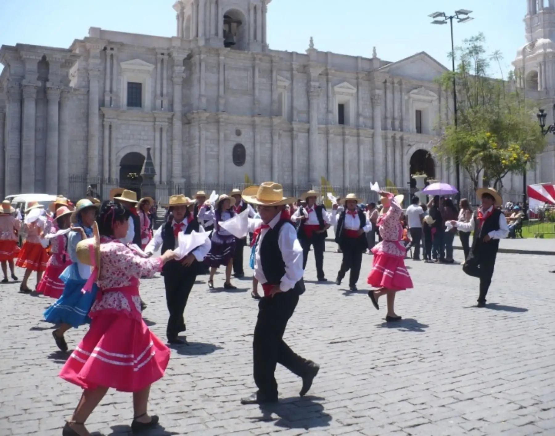 Turistas nacionales y extranjeros disfrutaron de las diversas danzas y música de la región Arequipa al presenciar el Pasacalle por el Día Mundial del Turismo, que se realizó hoy por las principales calles de la ciudad.