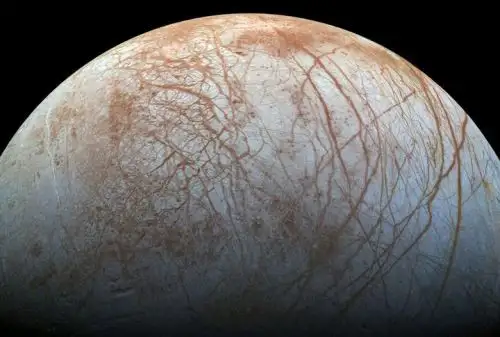 Esta es una imagen de Europa, la luna de Júpiter, donde se presume habría un océano bajo la superficie. Foto: AFP