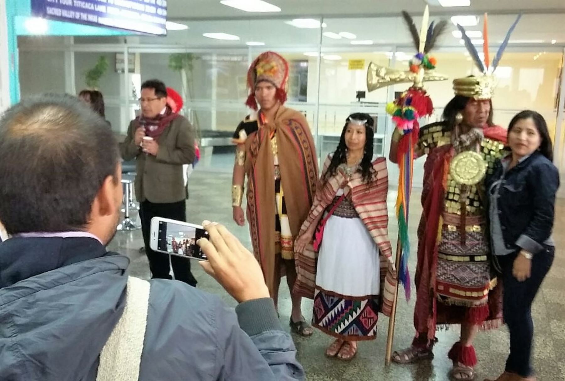 El Inca y su séquito dio la bienvenida a los turistas que arriban hoy al aeropuerto de Cusco. ANDINA/Percy Hurtado