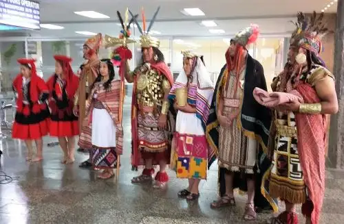 El Inca y su séquito dio la bienvenida a los turistas que arriban hoy al aeropuerto de Cusco. ANDINA/Percy Hurtado