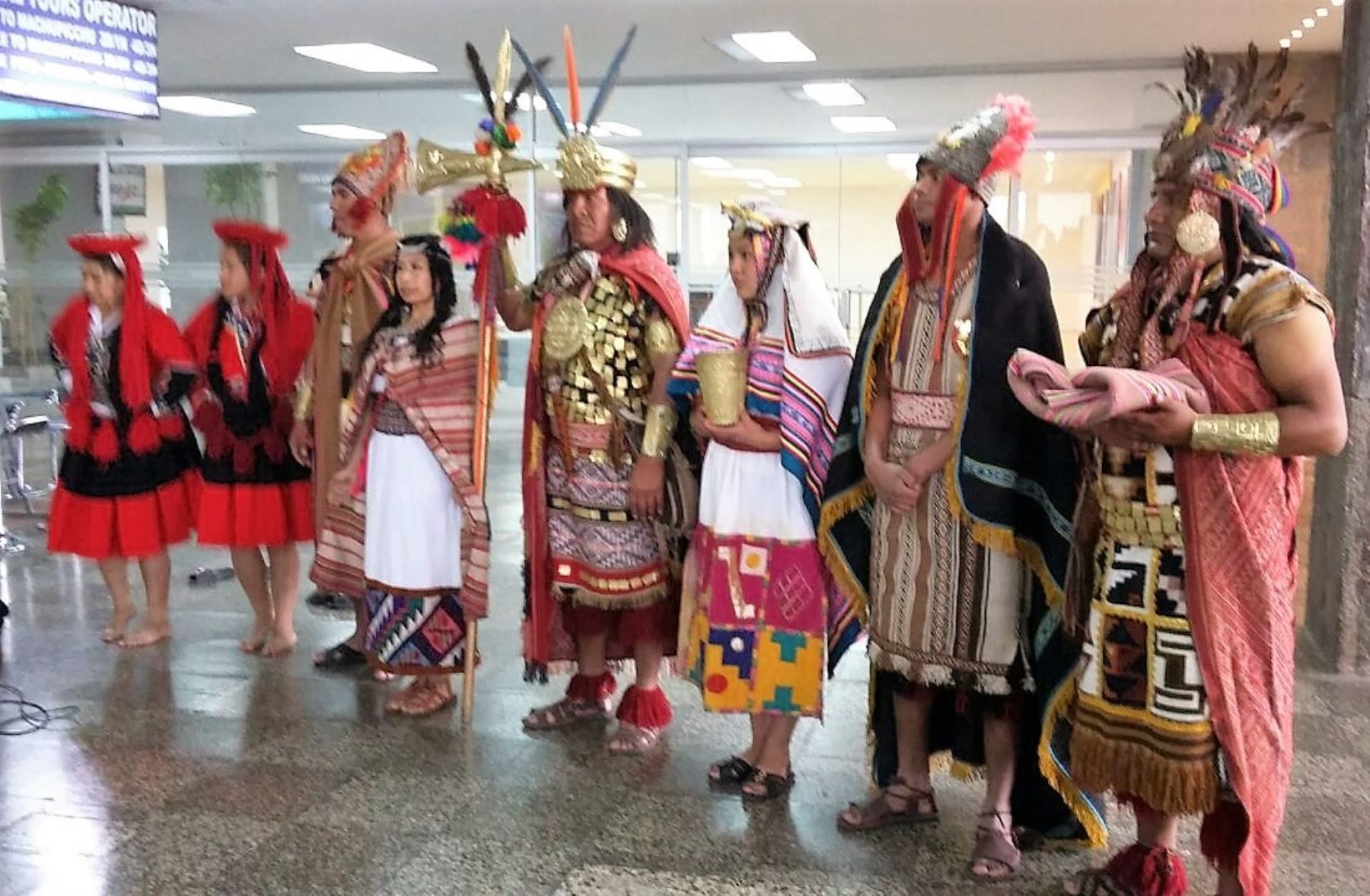 El Inca y su séquito dio la bienvenida a los turistas que arriban hoy al aeropuerto de Cusco. ANDINA/Percy Hurtado
