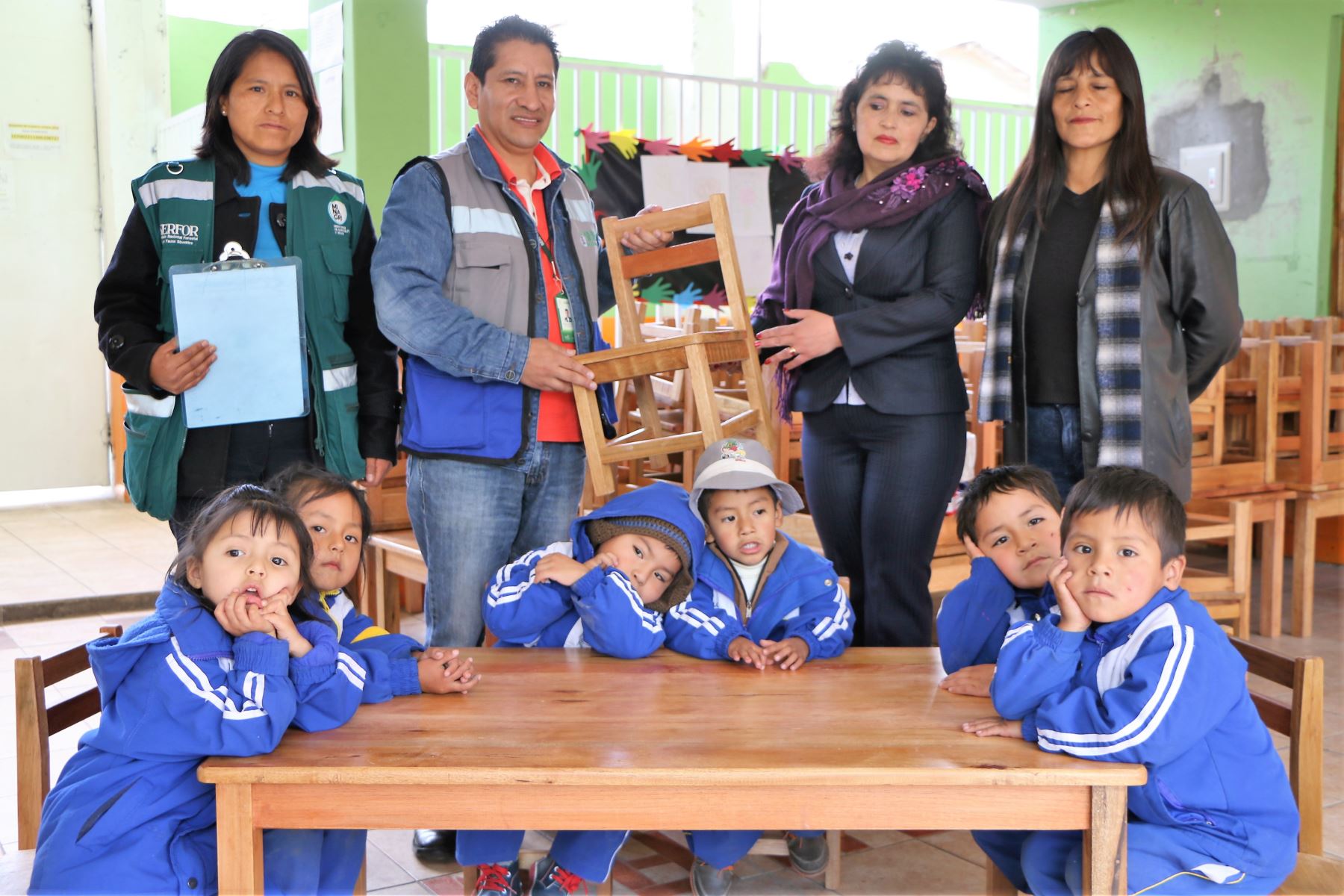 Serfor entrega mobiliario escolar a colegio inicial ubicado en Huancayo.