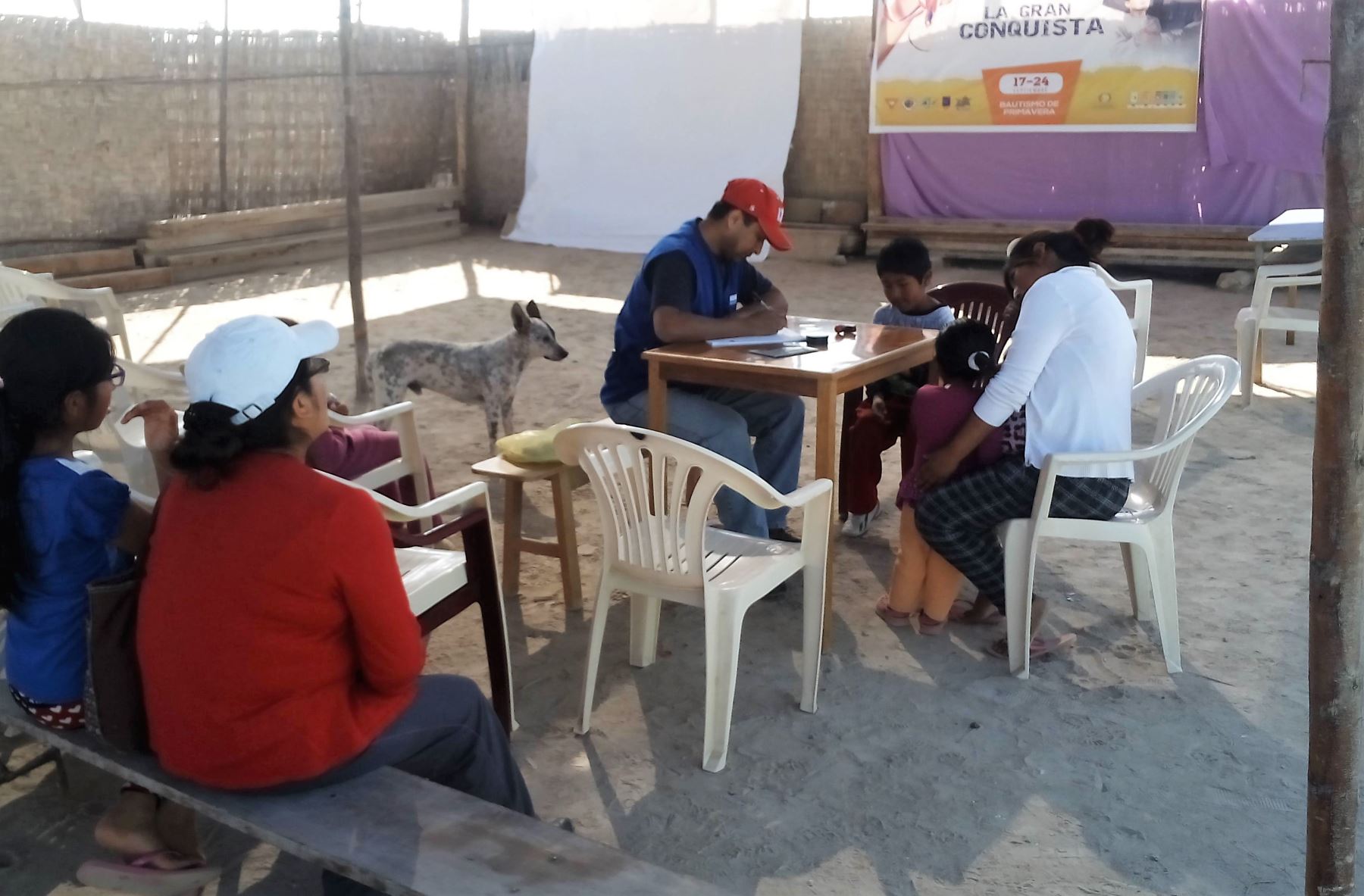 Trabajadores del Reniec entregan DNI a los pobladores de La Yarada Los Palos, en Tacna.