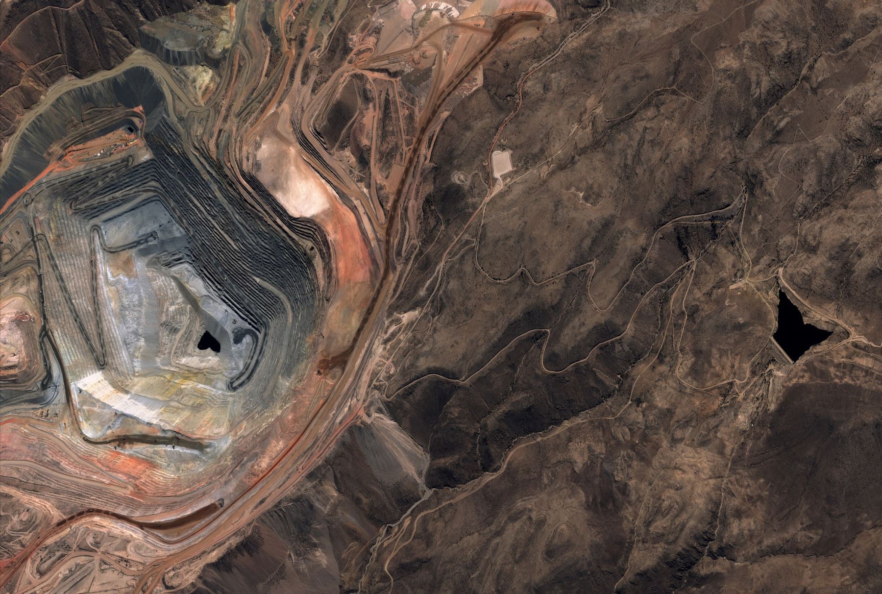 Imagen del yacimiento a tajo abierto de la mina Cuajone, en Moquegua, tomada desde el satélite PerúSAT-1.