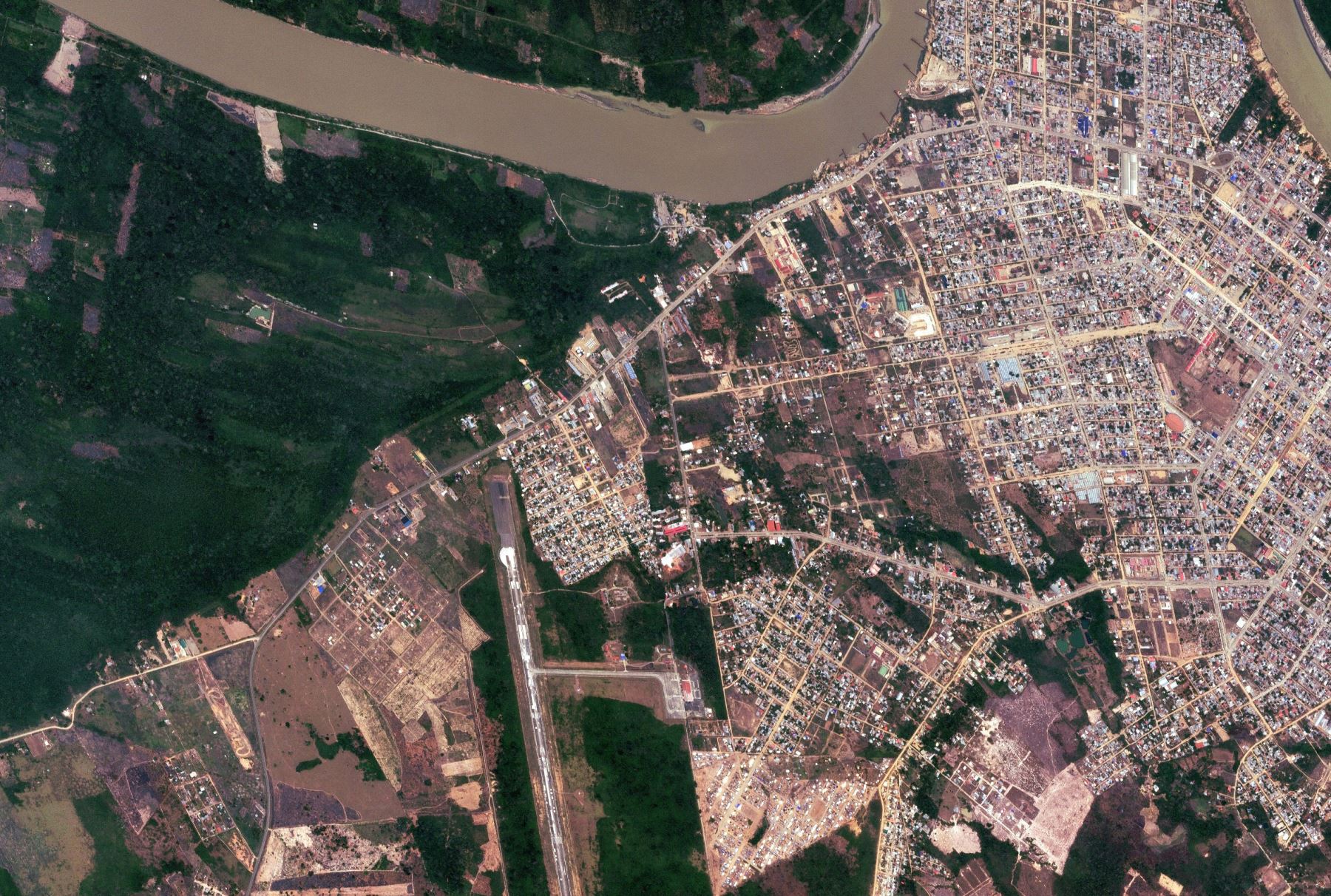 Impresionante imagen tomada de la ciudad de Puerto Maldonado, en Madre de Dios, tomada desde el satélite PerúSAT-1.