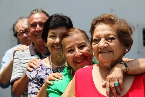 Después de los 60 años hay una disminución hormonal en mujeres y hombres, que originan algunas complicaciones durante el desarrollo del acto sexual. Felizmente, la medicina tiene soluciones para ellas. ANDINA/ MIMP.