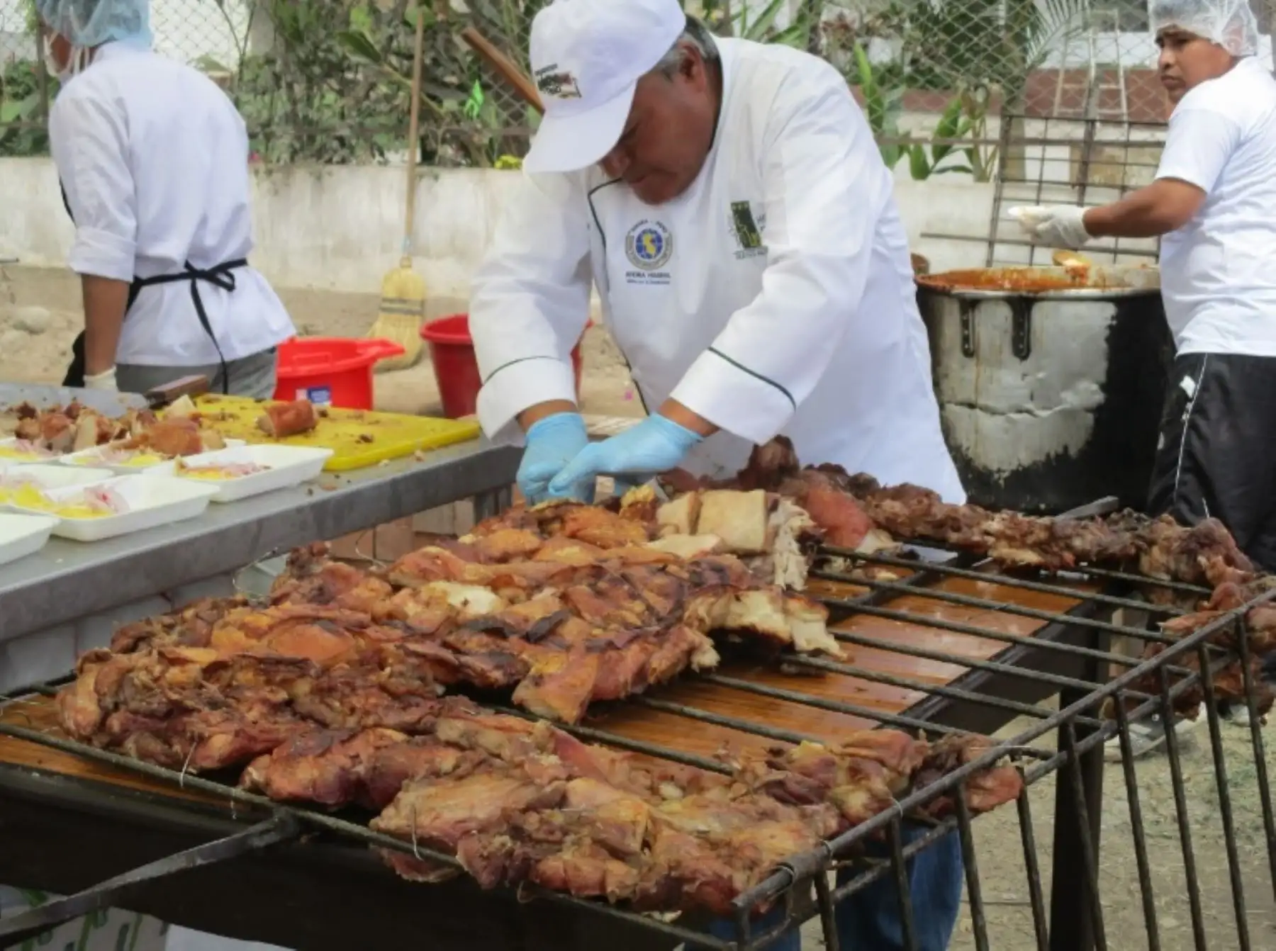 Preparación del plato "Chancho al palo". ANDINA/Difusión