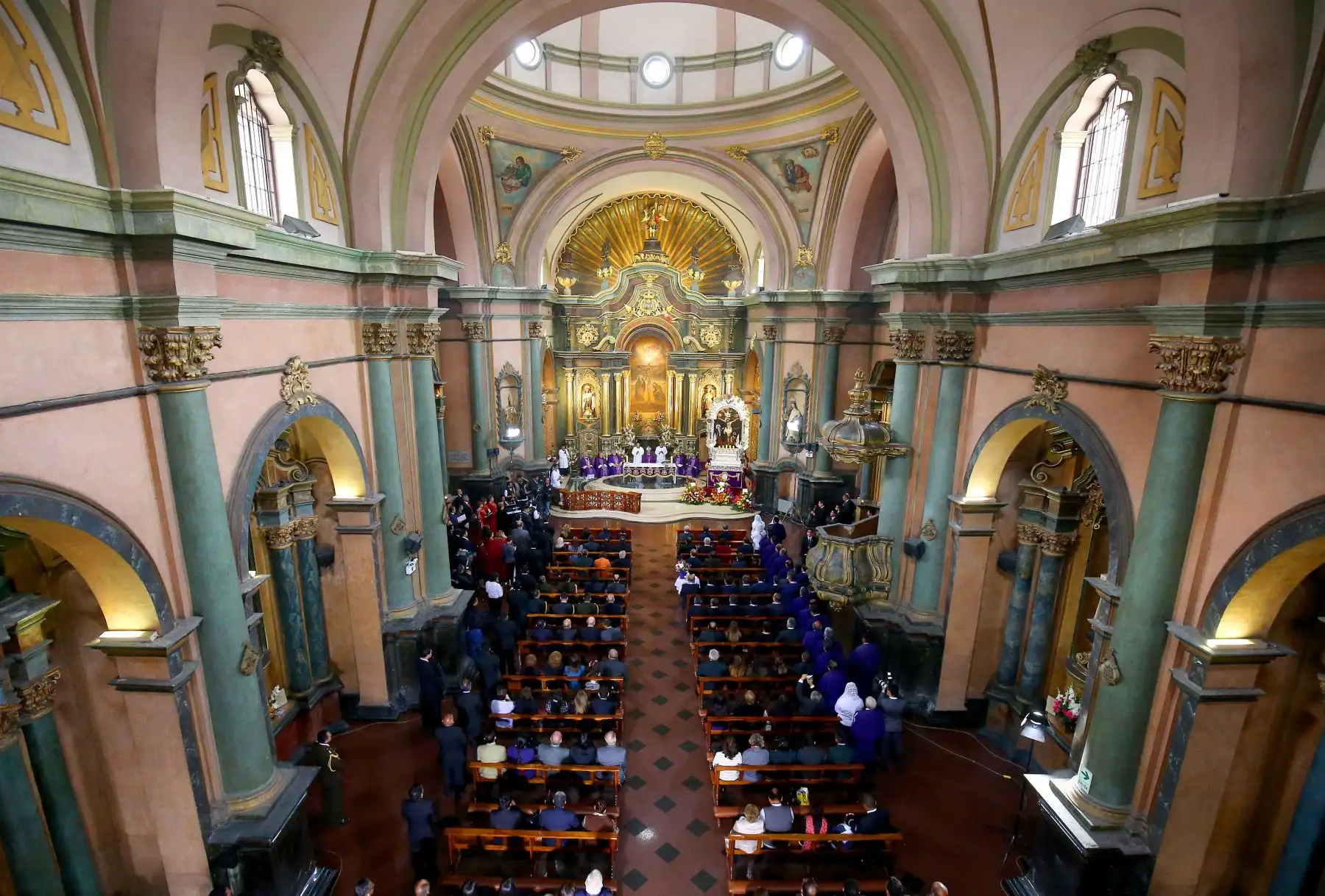En la Iglesia Las Nazarenas el Papa Francisco se reunirá con 550 monjas de claustro. ANDINA/Prensa Presidencia
