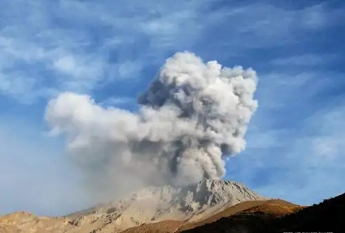 Volcán Ubinas registró hoy una explosión con expulsión de cenizas. ANDINA/Difusión
