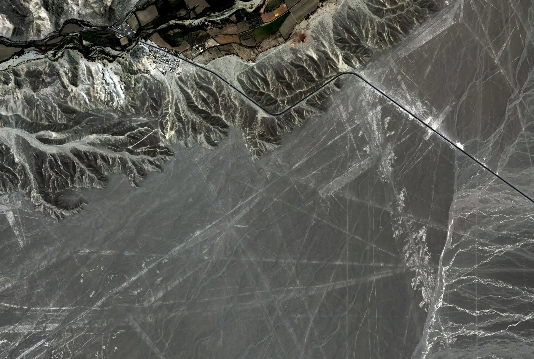 Imagen de las Líneas de Nasca captada por el primer satélite peruano PerúSAT-1, puesto en órbita desde el 15 de setiembre pasado.