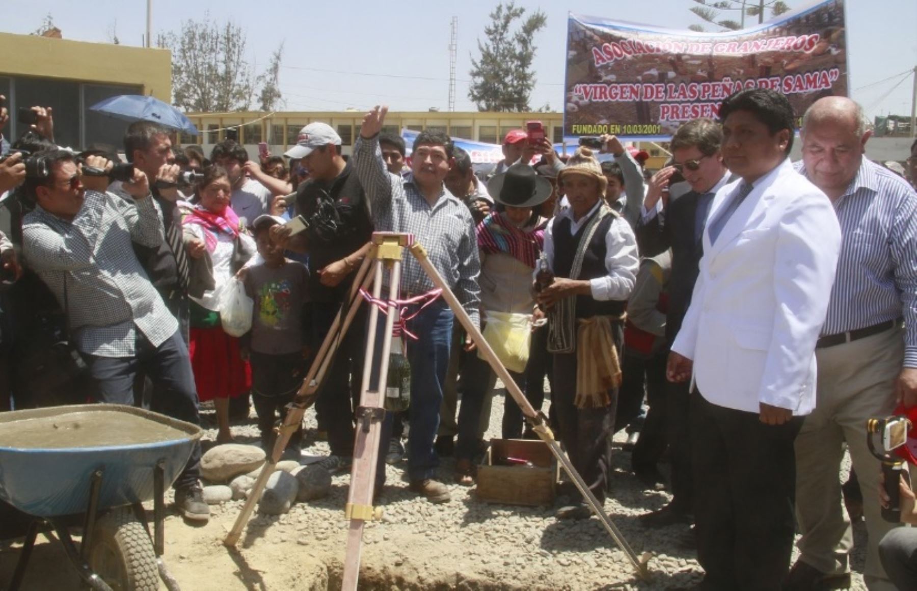 El gobernador regional de Tacna, Omar Jiménez, encabezó hoy la ceremonia de colocación de la primera piedra del componente de contingencia hospitalaria, que marca el inicio de la construcción del nuevo Hospital Regional Hipólito Unanue y la mejora de sus servicios para beneficio de la población de Tacna.