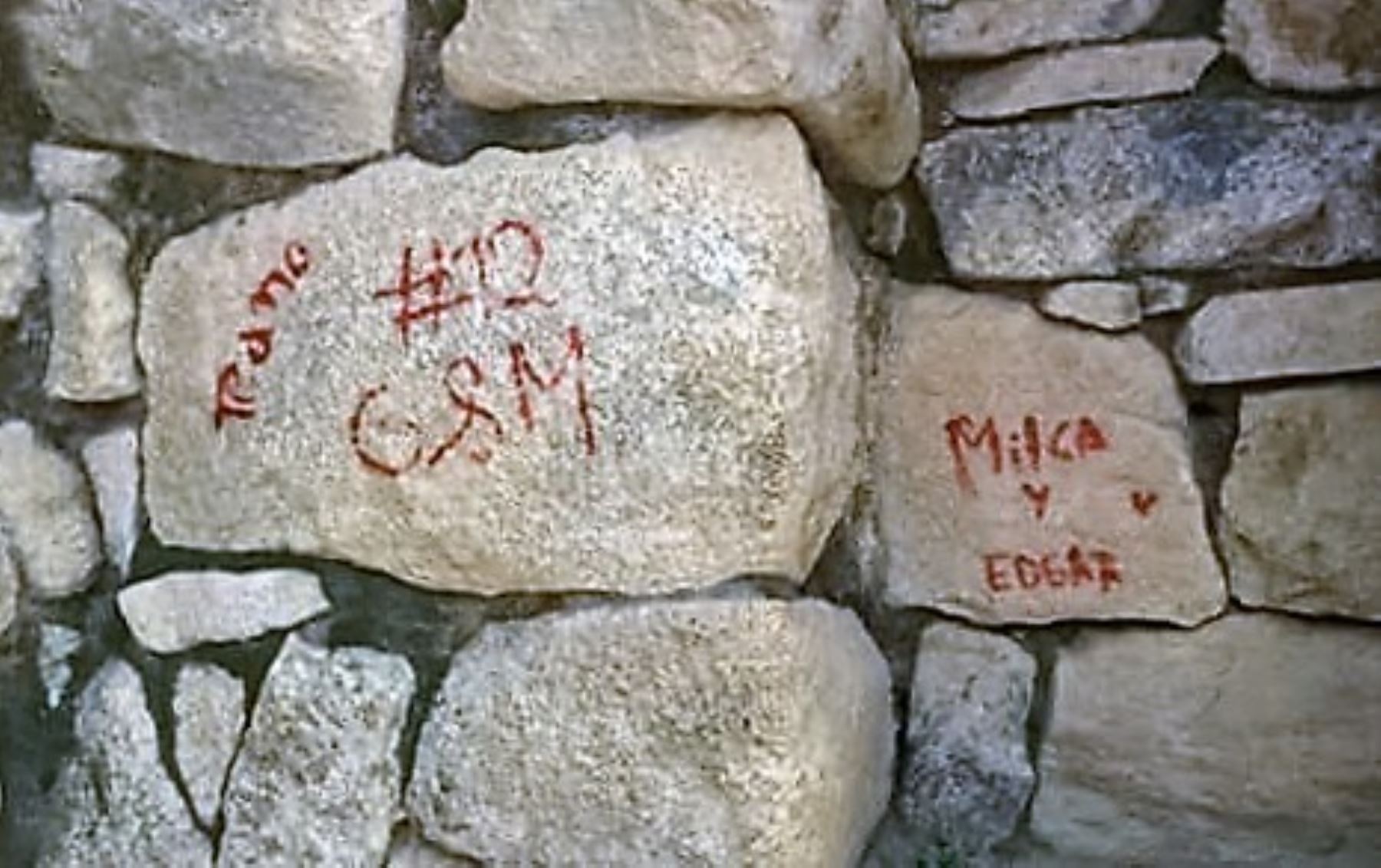 Denuncian pintas con plumón en piedras de ciudadela Machu Picchu. FOTO: Facebook