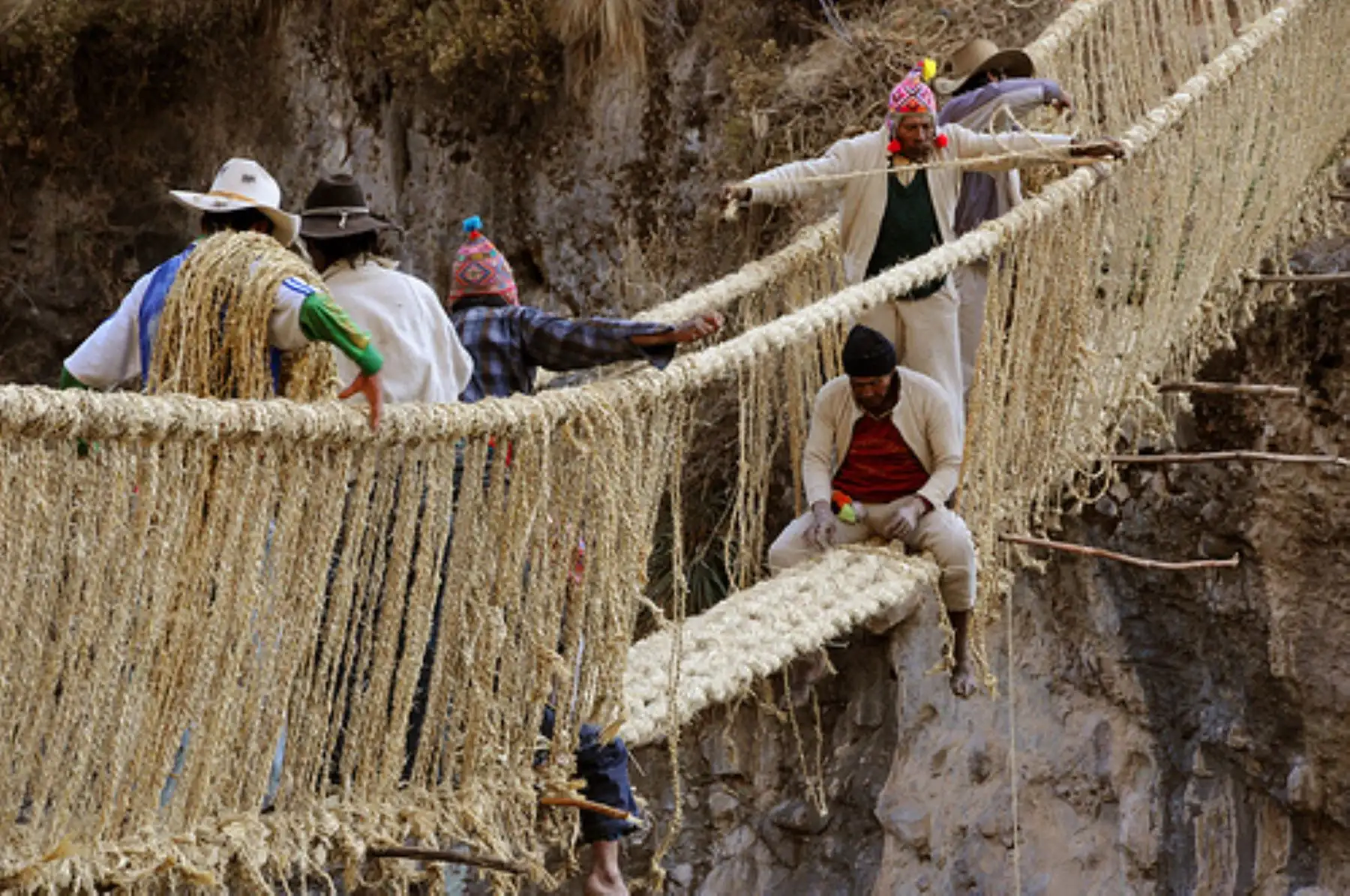 Reparación del puente Qeshuachaca, en Cusco.