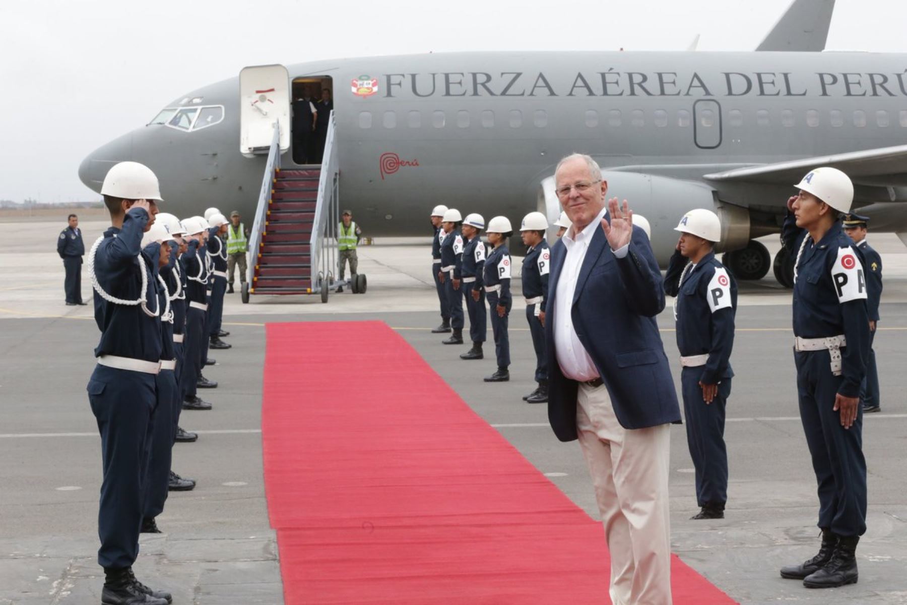 Presidente Pedro Pablo Kuczynski viaja a Ecuador para participar en X Gabinete Binacional. Foto: Twitter @ppkamigo