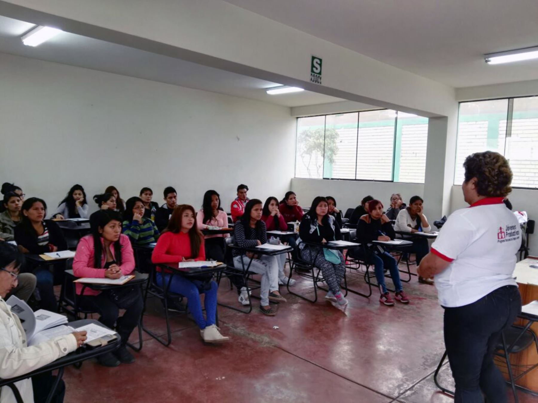 Jóvenes de Ventanilla beneficiados con becas. Foto: Andina/Difusión