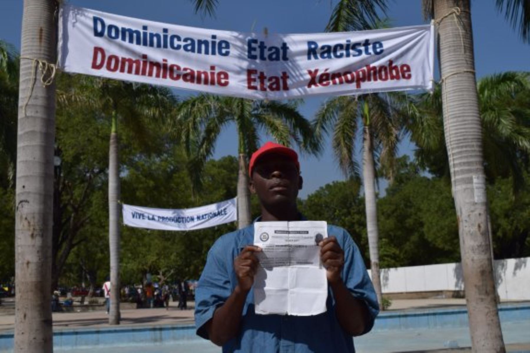 Un joven se manifiesta en Puerto Príncipe contra la negativa del Gobierno a inscribir a personas nacidas en República Dominicana por ser descendientes de haitiano. Foto: EFE