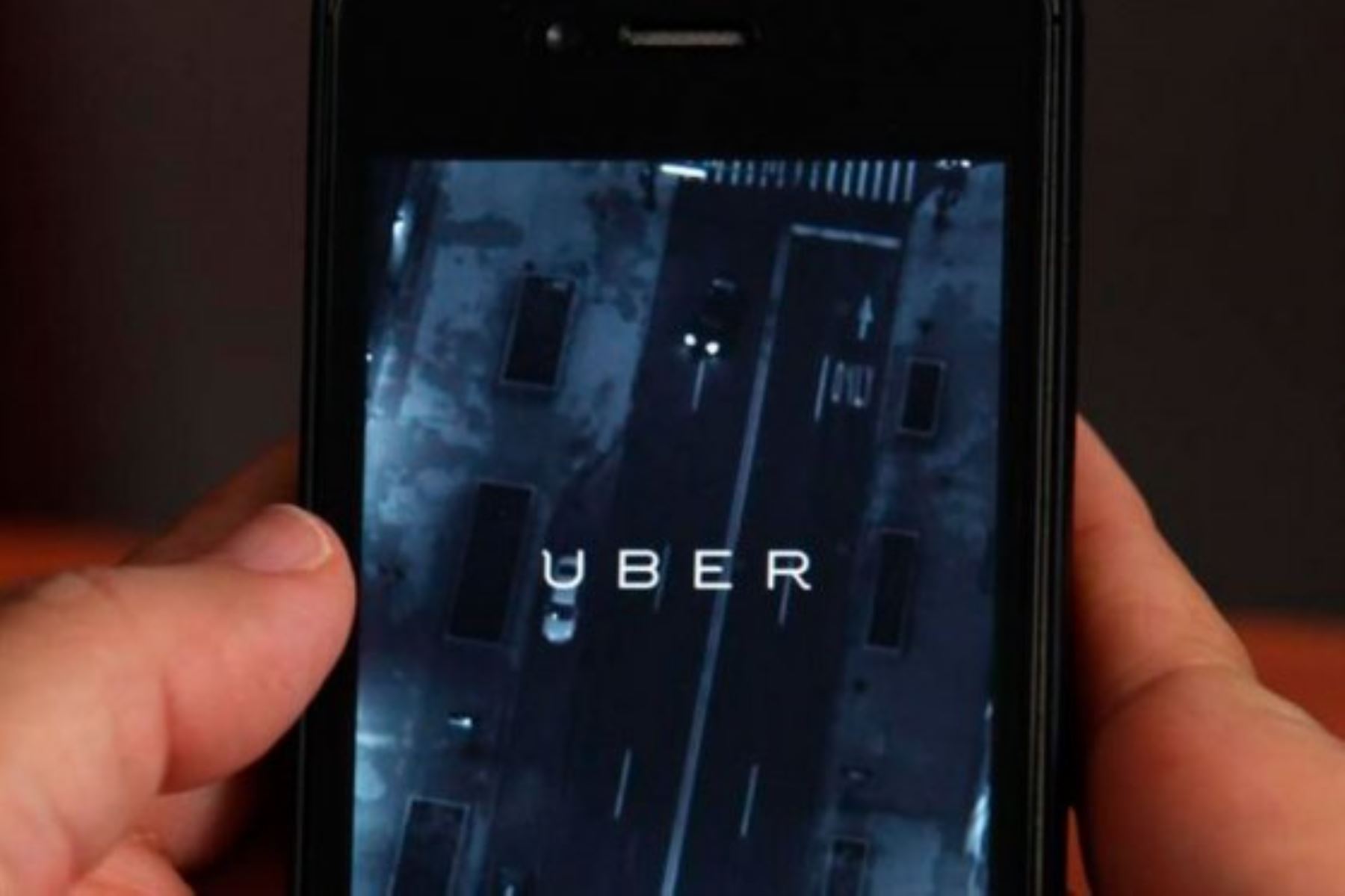 El problema surge por la presencia de Uber en la vía pública solo para atraer clientes. Foto: Efe.