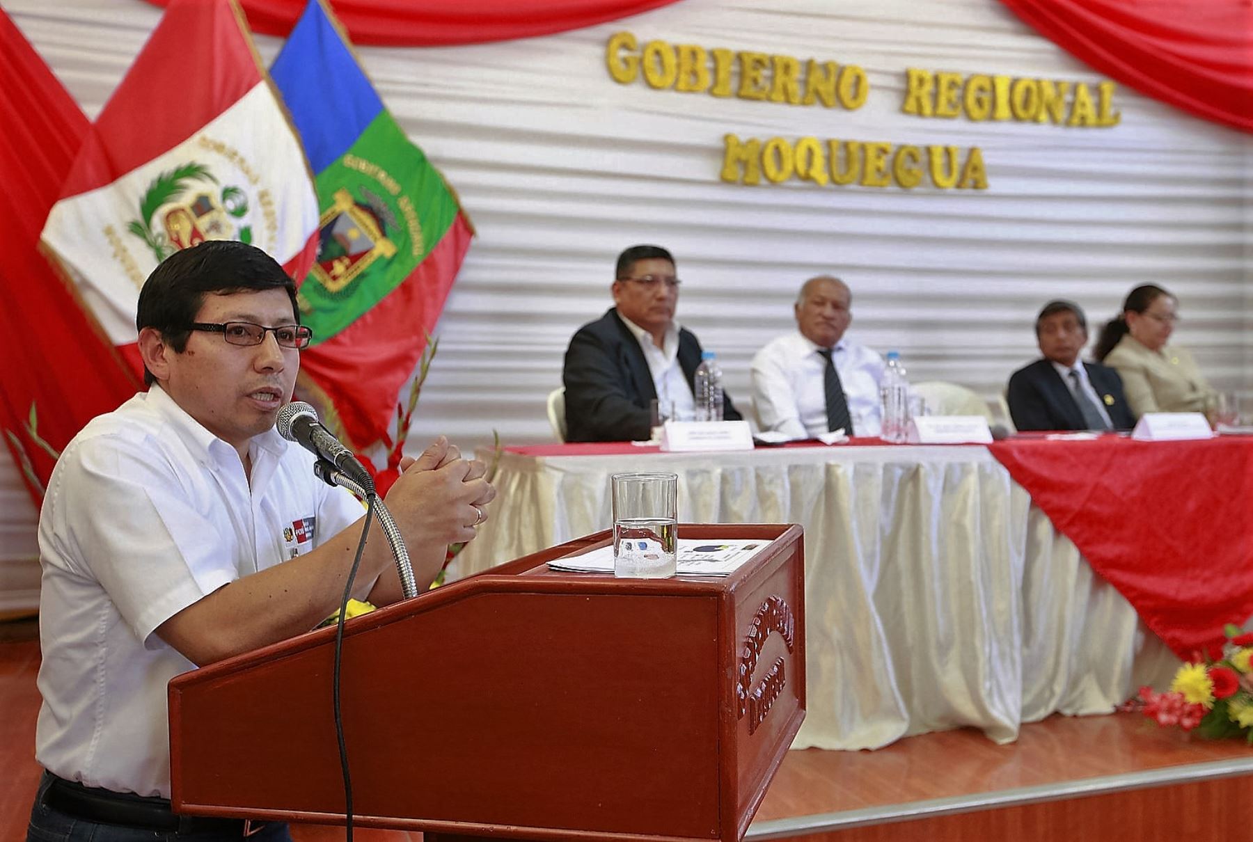 Ministro de Vivienda, Edmer Trujillo, se reunió con autoridades regionales y locales de Moquegua para evaluar obras de saneamiento.