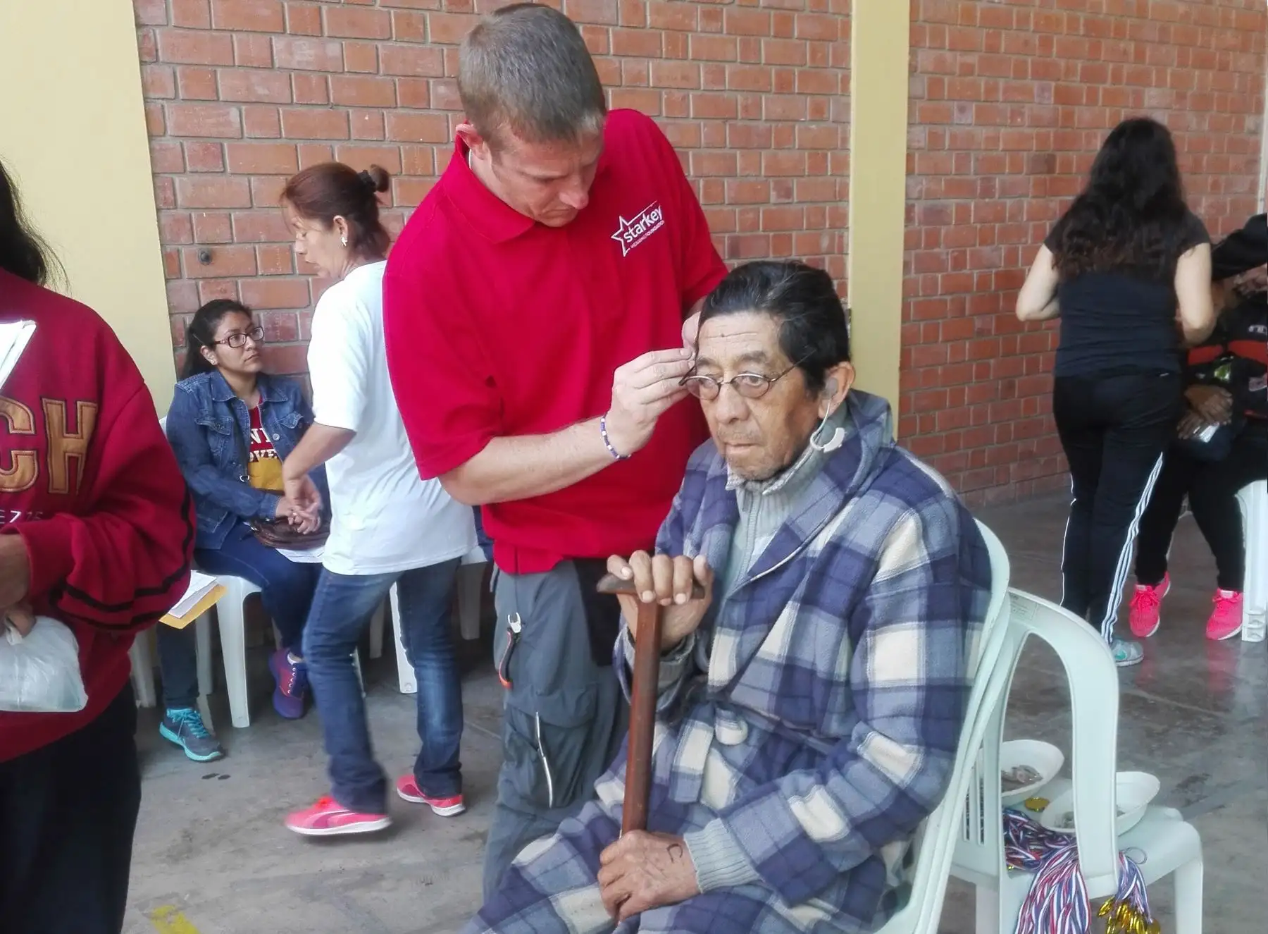 Donación de audífonos médicos. Foto: Difusión.