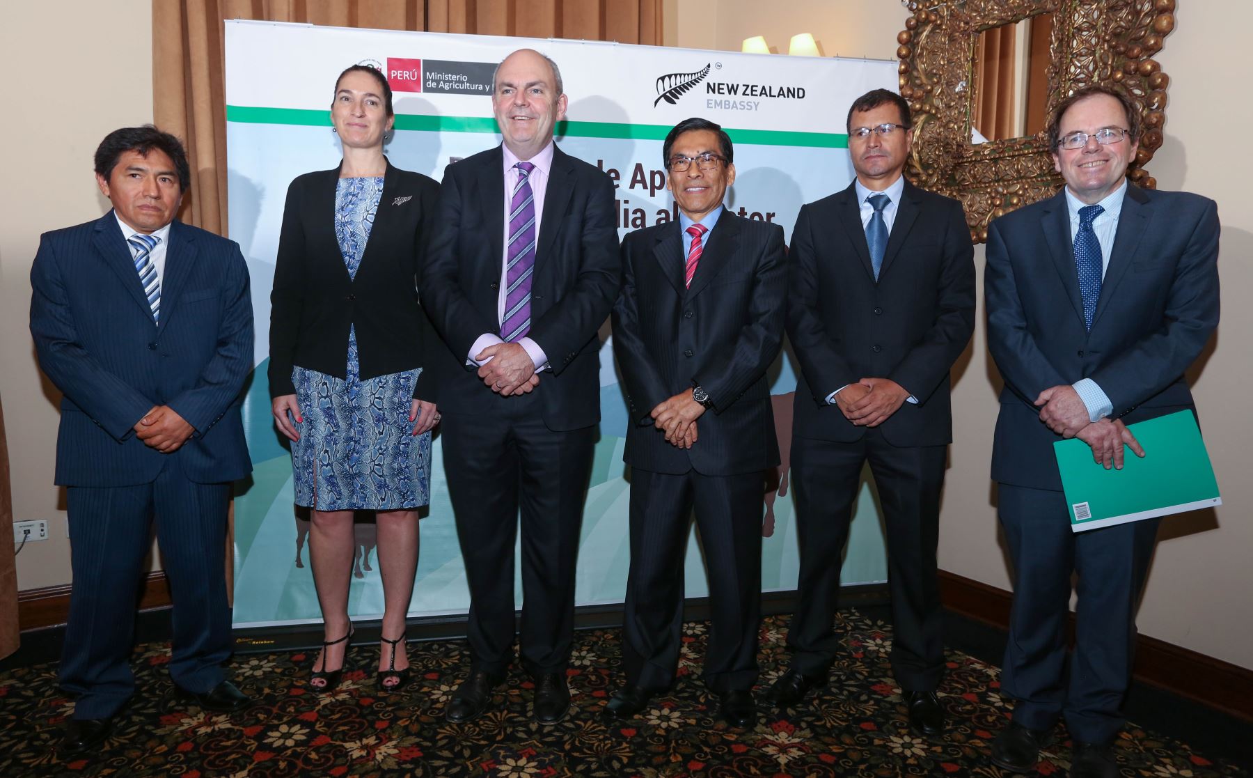 Autoridades del Minagri y Nueva Zelanda en firma de convenio para potenciar sector lácteo. Foto: Minagri