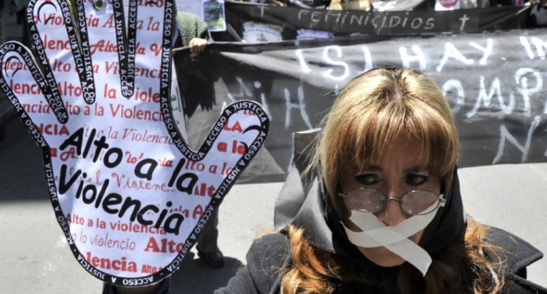 Mujer protesta en el Día Internacional de la Eliminacion de la Violencia de la Mujer. Foto: AFP