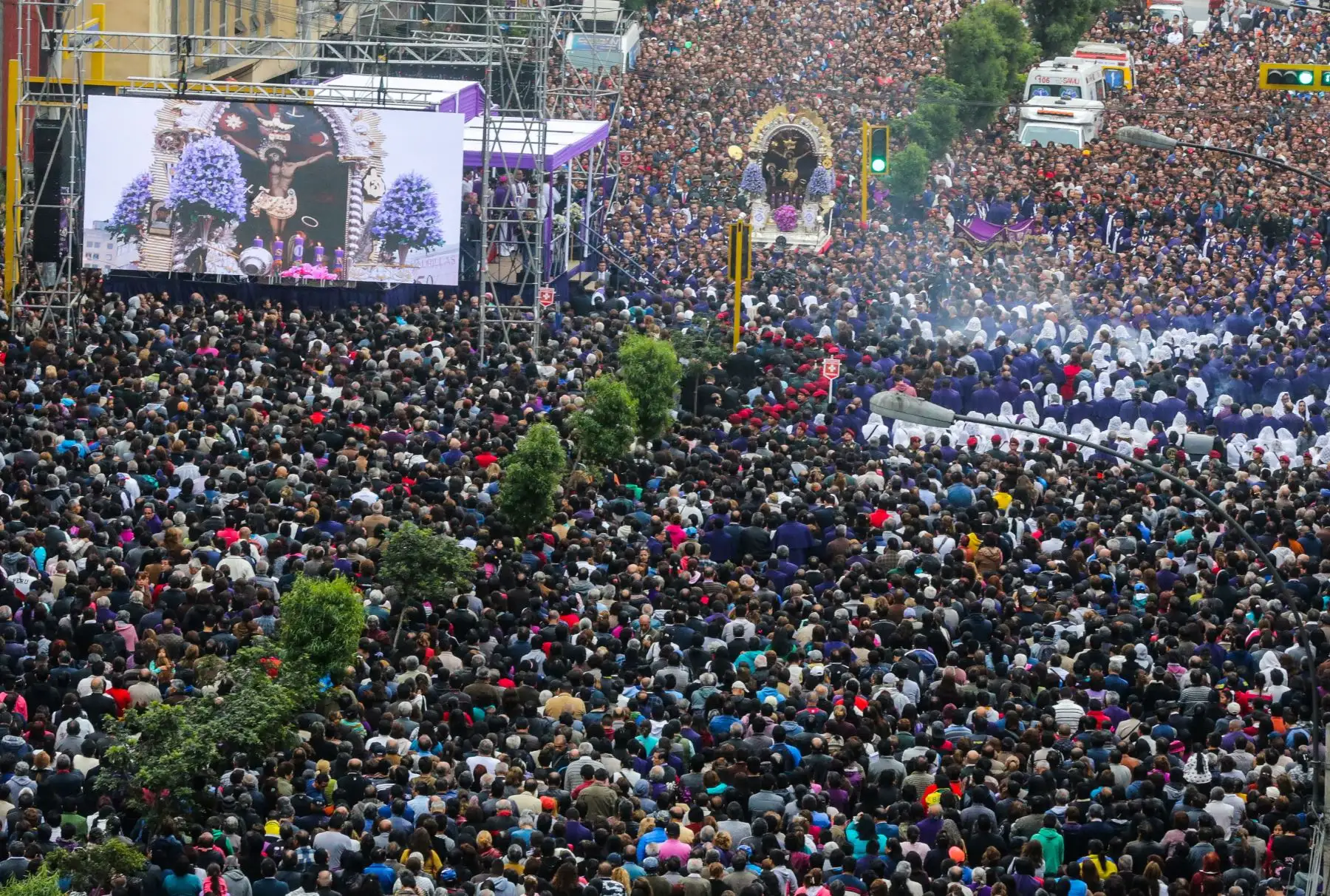 Procesión del Señor de los Milagros, en la avenida Tacna. Foto: ANDINA/ Jhony Laurente