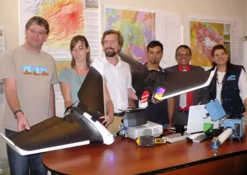 Especialistas franceses presentaron modernos equipos que utilizarán en sus investigaciones en el volcán Huaynaputina. ANDINA/Rocío Méndez