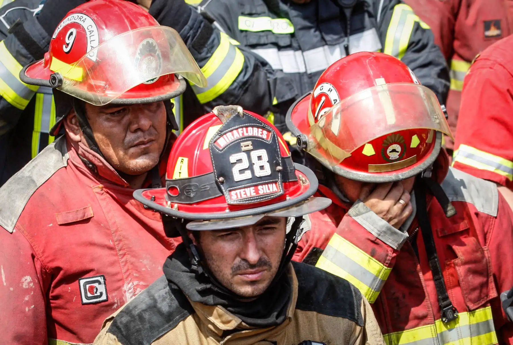 LIMA PERÚ, OCTUBRE 19. Bomberos trasladan los restos de Raúl Sánchez, Alonso Salas y Eduardo Jiménez, fallecidos durante el incendio.Foto: ANDINA/ Eddy Ramos