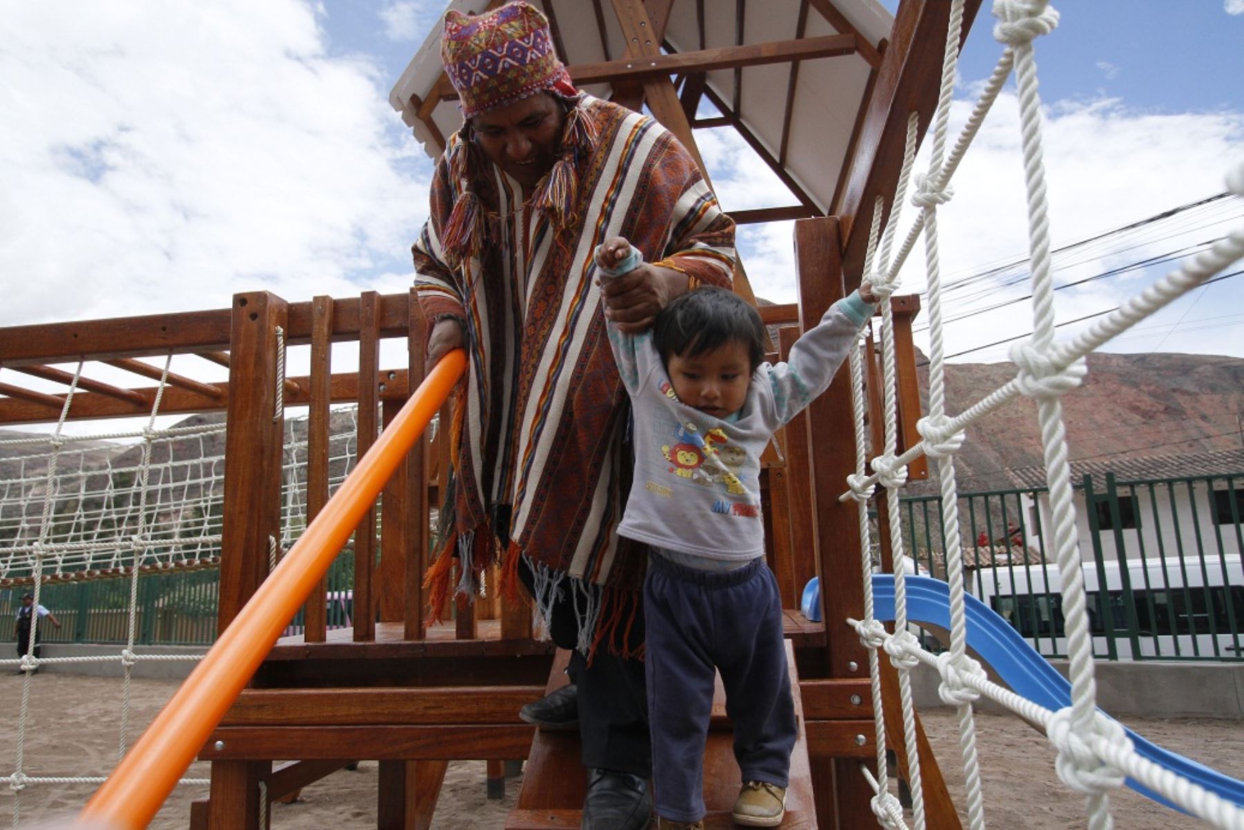 Fotógrafo Mario Testino inaugura parque infantil temático en ciudad de Urubamba, en Cusco. ANDINA/Percy Hurtado