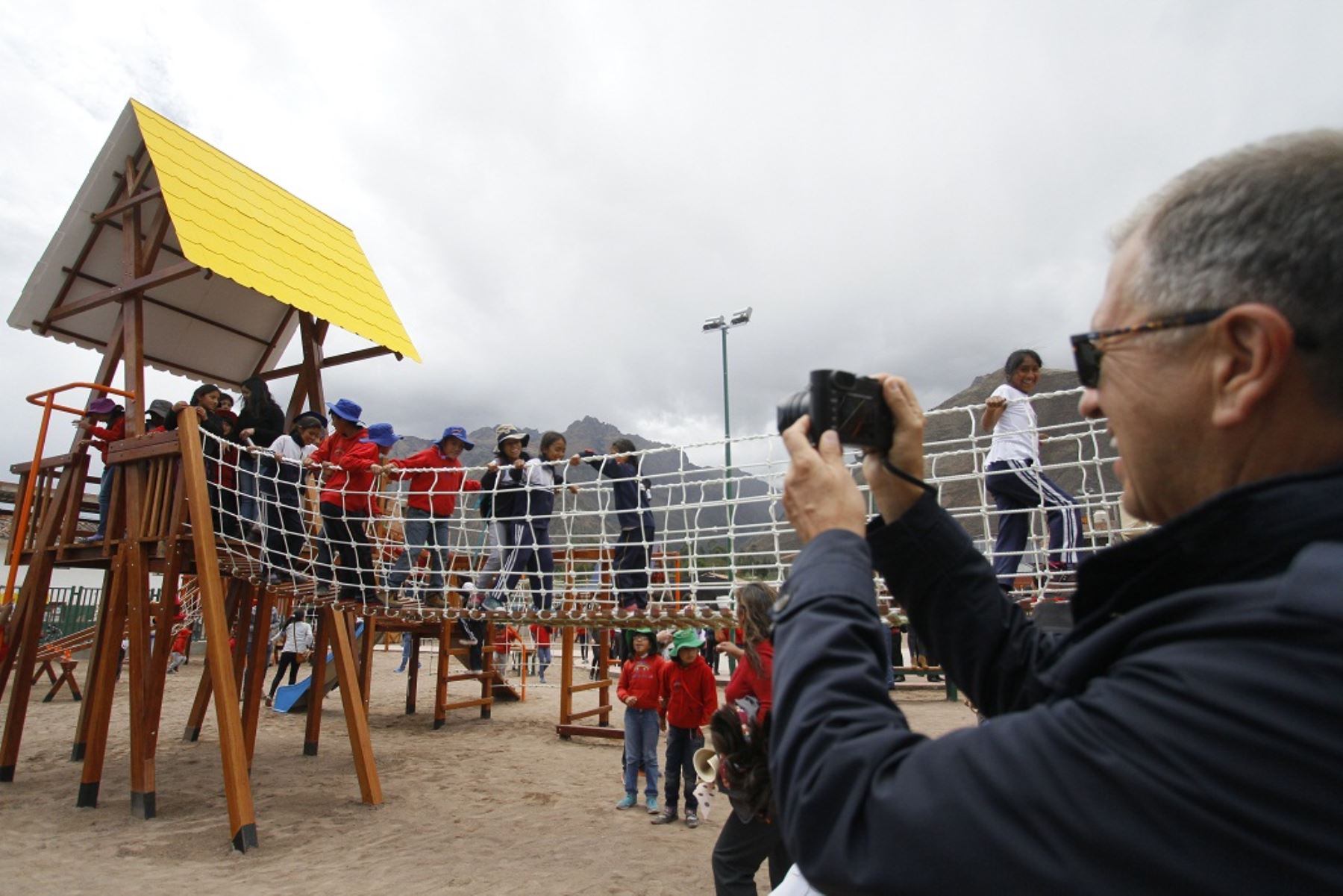 Fotógrafo Mario Testino inaugura parque infantil temático en ciudad de Urubamba, en Cusco. ANDINA/Percy Hurtado
