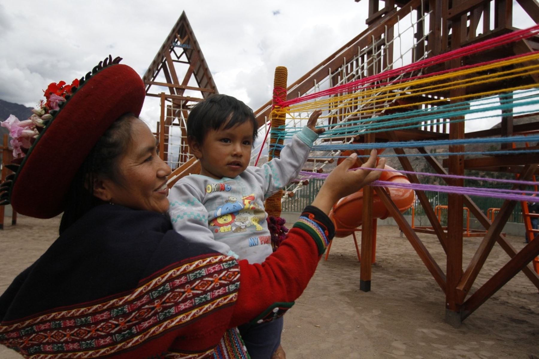 Fotógrafo Mario Testino inaugura parque infantil temático en ciudad de Urubamba, en Cusco. ANDINA/Percy Hurtado